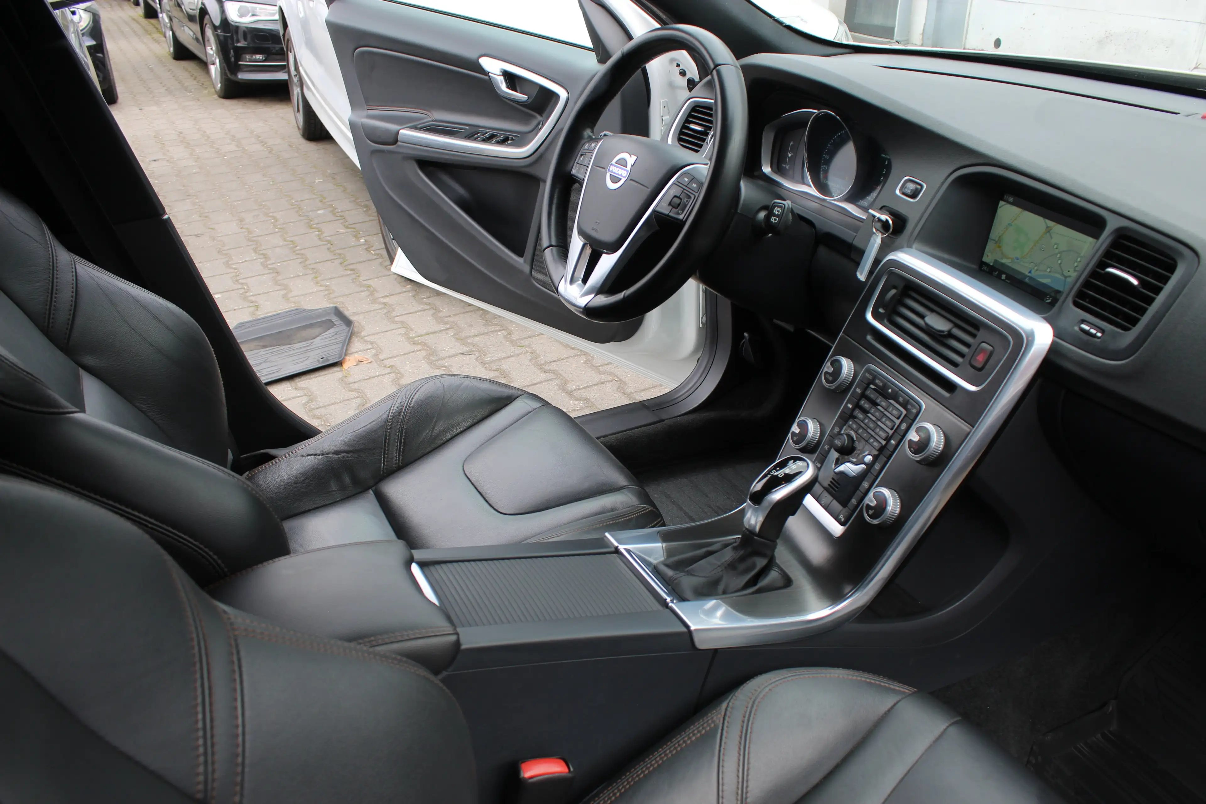 Volvo V60 Cross Country Summum — photo 11
