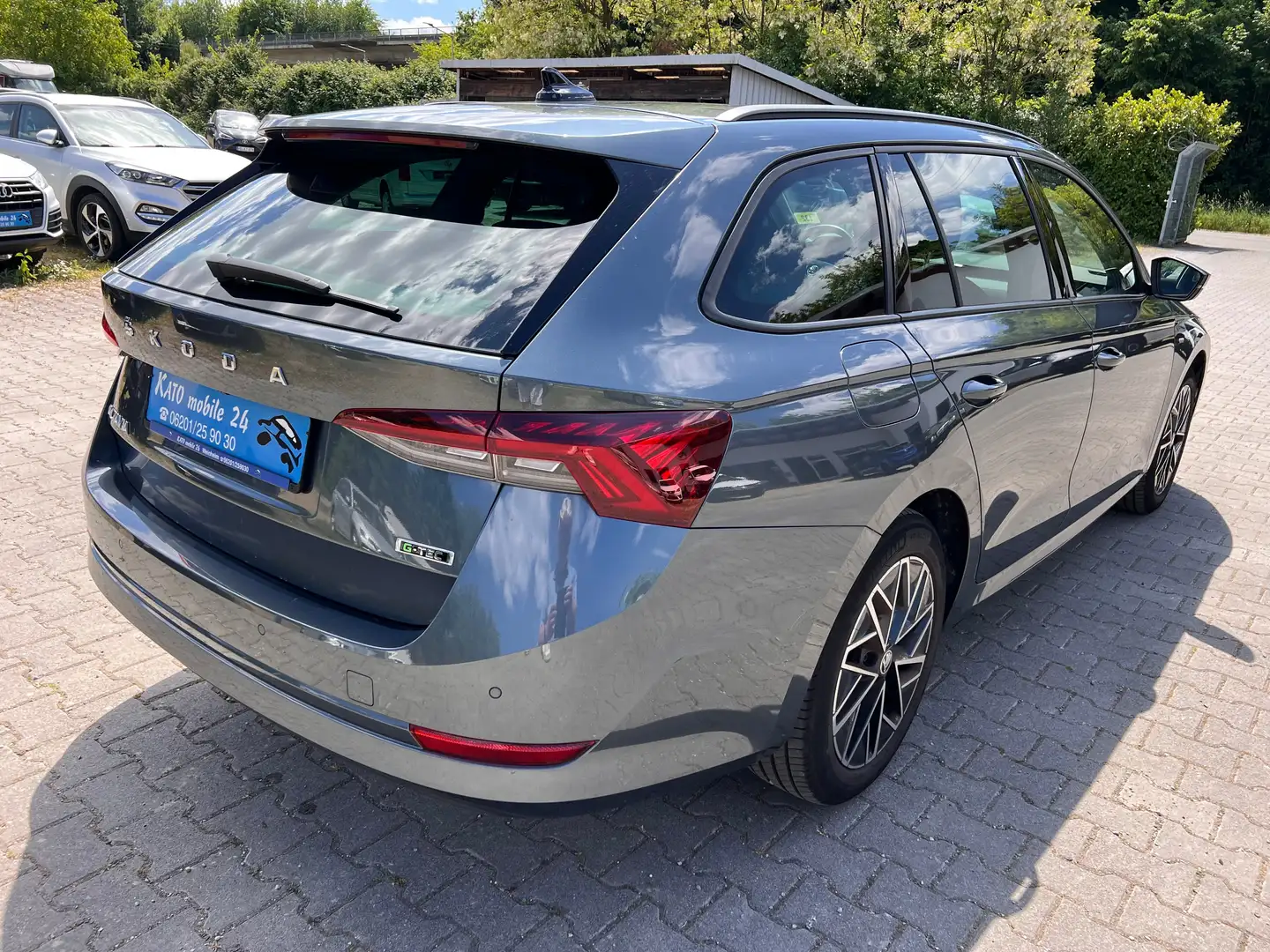 Skoda Octavia Combi Clever 1.5 TGI DSG LED 4x SHZ Kamera Massage Grijs - 2
