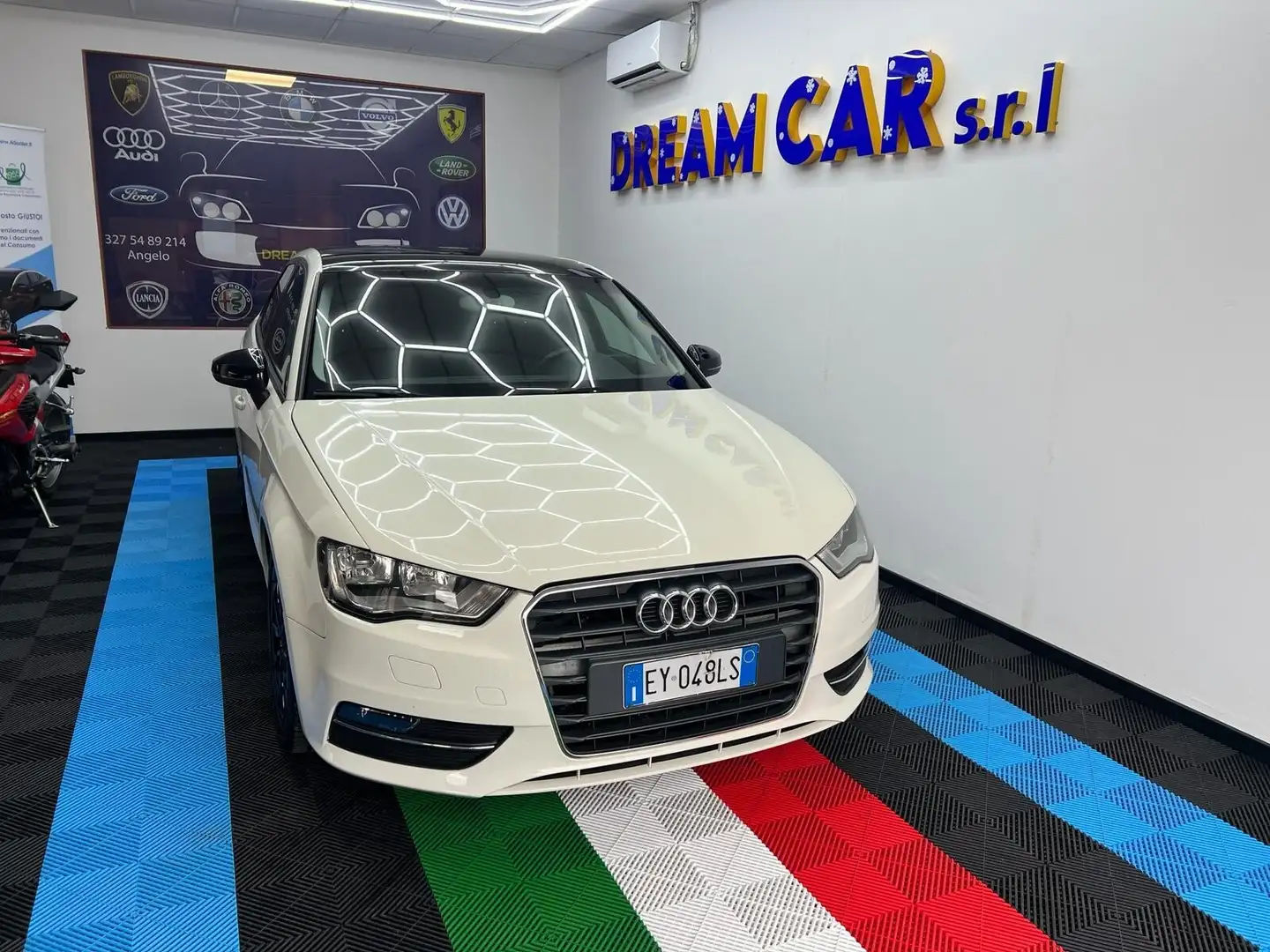 Audi A3 1.6 TDI clean diesel S tronic Young Blanc - 1