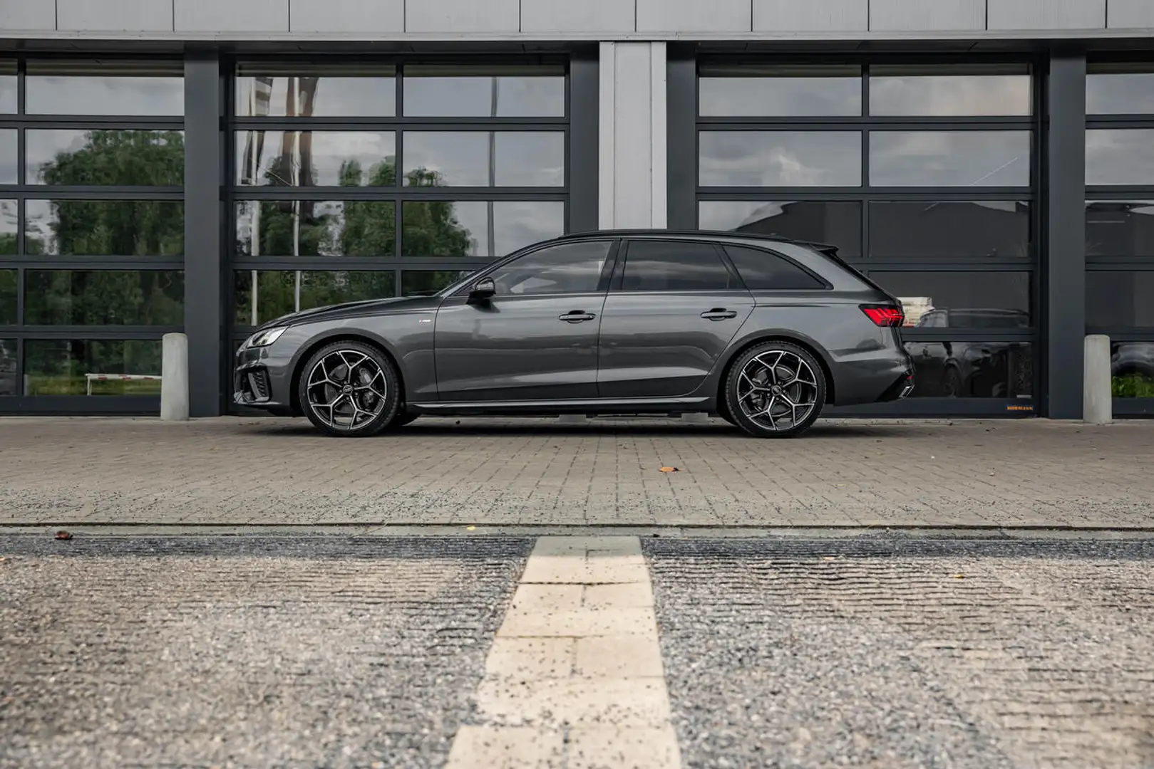 Audi A4 204PK - S line - Pano - Massage - Black Pack Zwart - 2