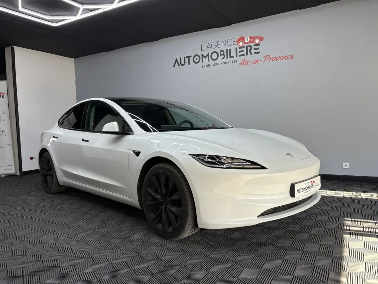Tesla Model 3 Standard Range RWD – 283 ch – Finition Premium Weiß - 1
