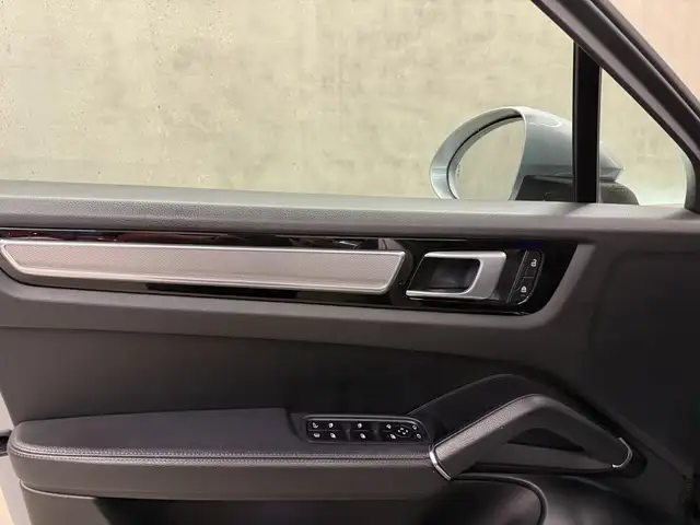 Porsche Cayenne view 8