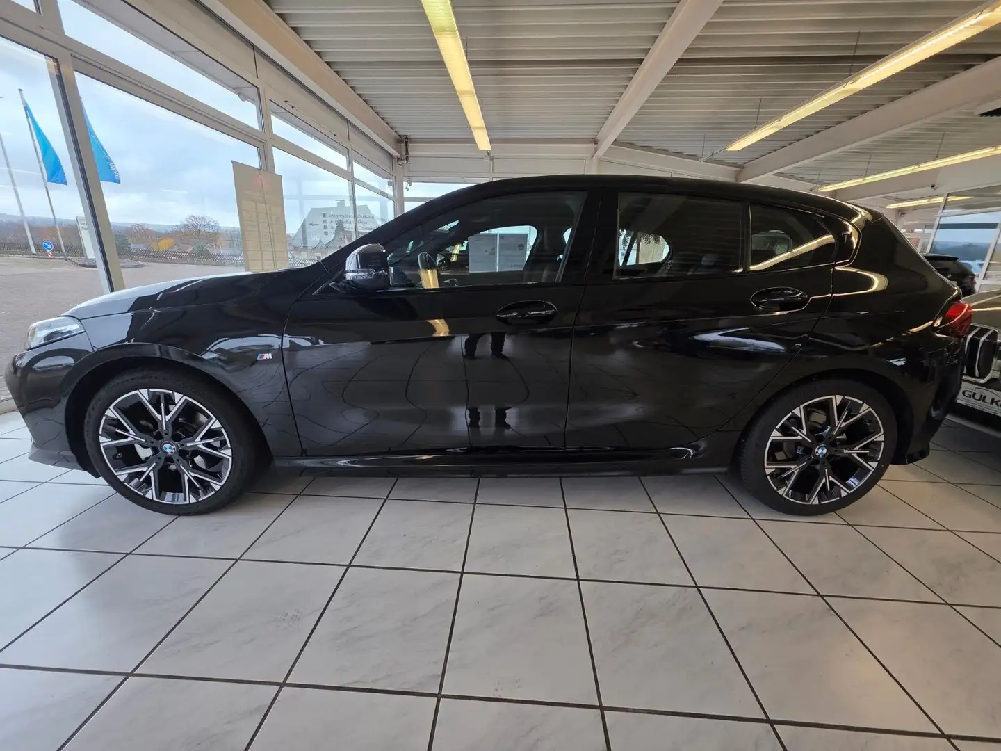 BMW 120 i Limousine M SportPDC, Kam, Nav, Hifi Schwarz - 2