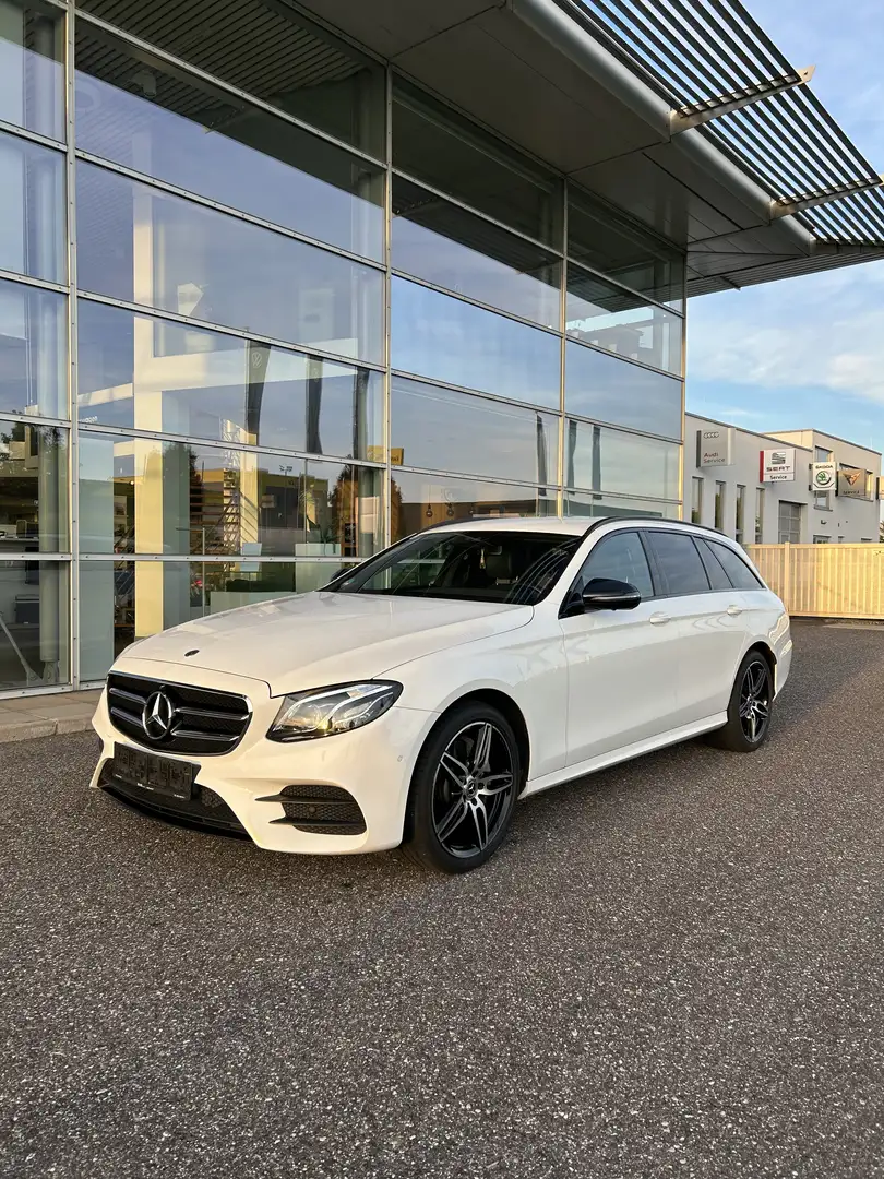 Mercedes-Benz E 220 d T Aut. AMG-Line Weiß - 1