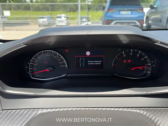 Peugeot 208 view 9