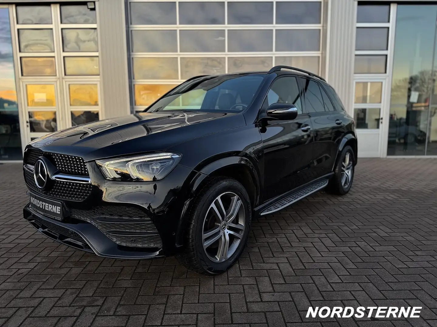 Mercedes-Benz GLE 300 GLE 300 d 4M AMG-LINE+DISTRONIC+AHK+360+AIRMATIC Schwarz - 2