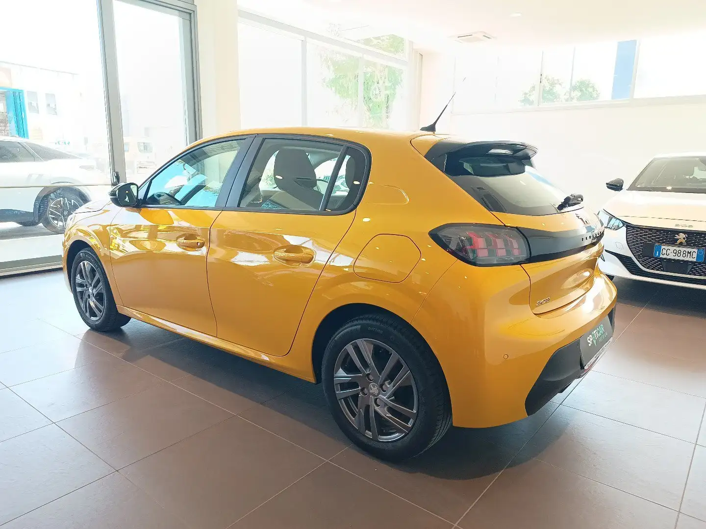 Peugeot 208 1.2 puretech Active Pack s&s 75cv Jaune - 2