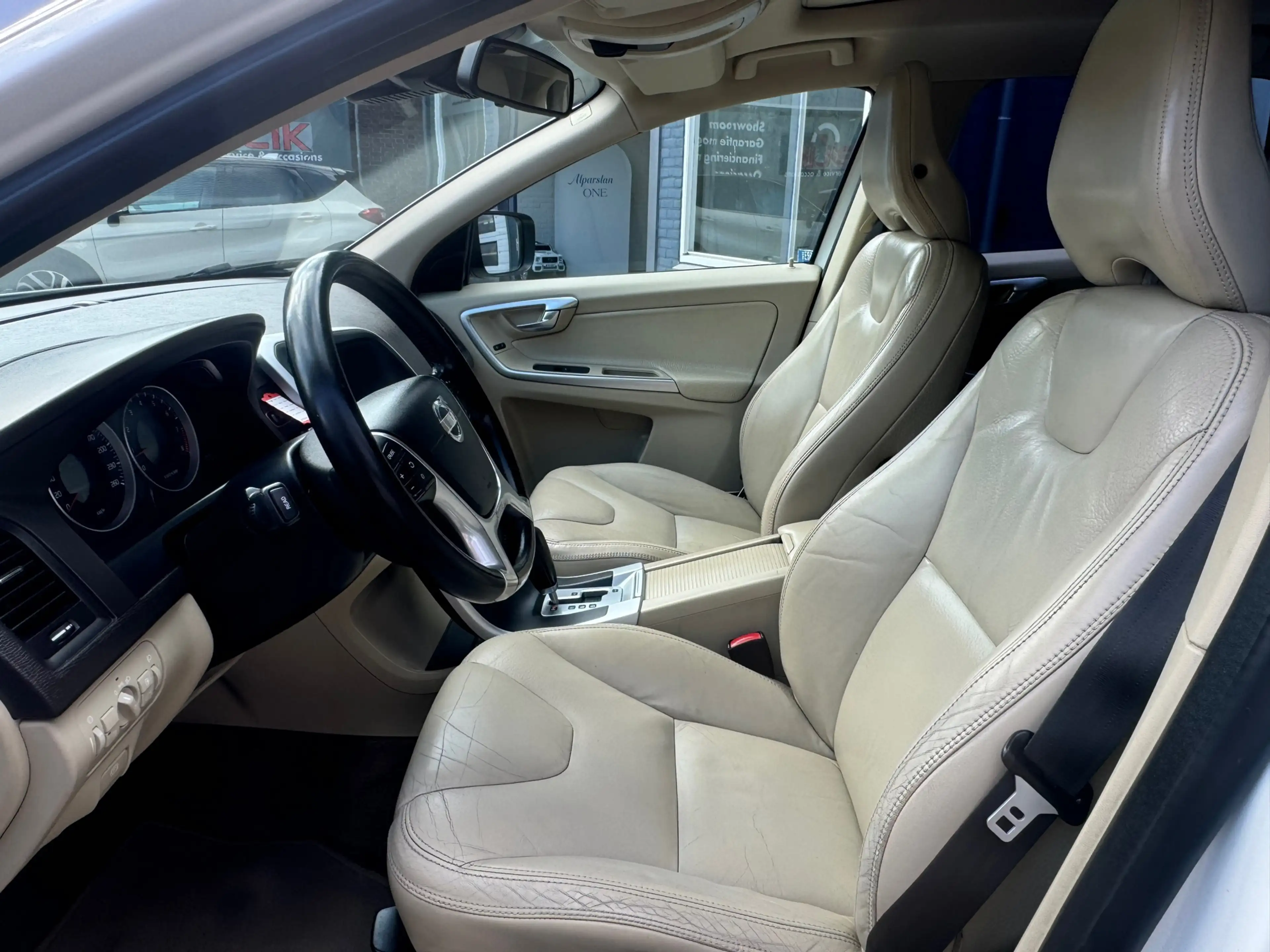 Volvo XC60 2.0T Kinetic | Clima | Cruise | Navi | Pano | Auto — photo 9