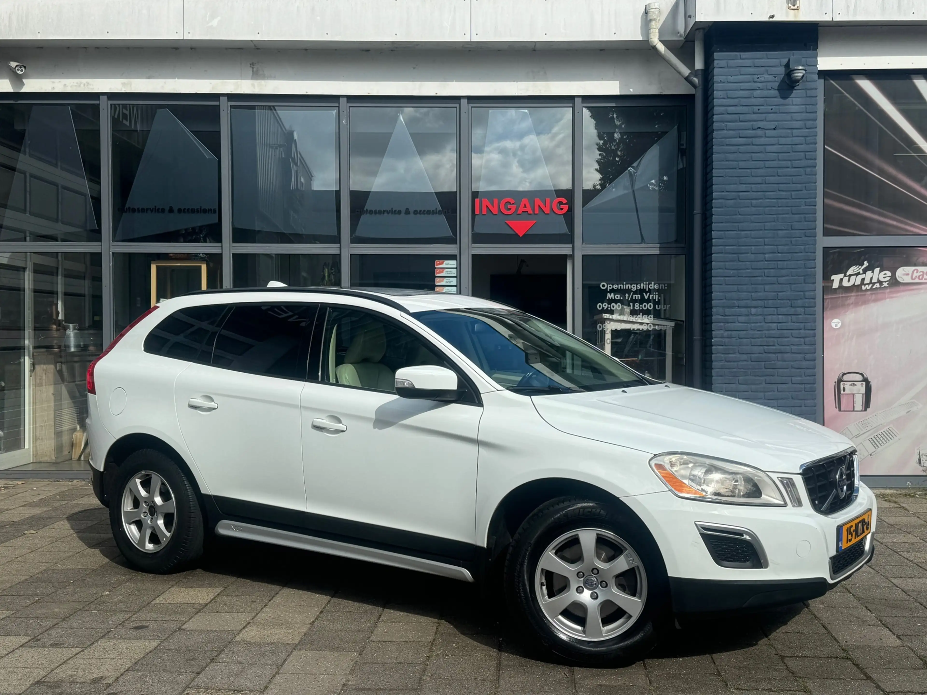 Volvo XC60 2.0T Kinetic | Clima | Cruise | Navi | Pano | Auto — photo 3