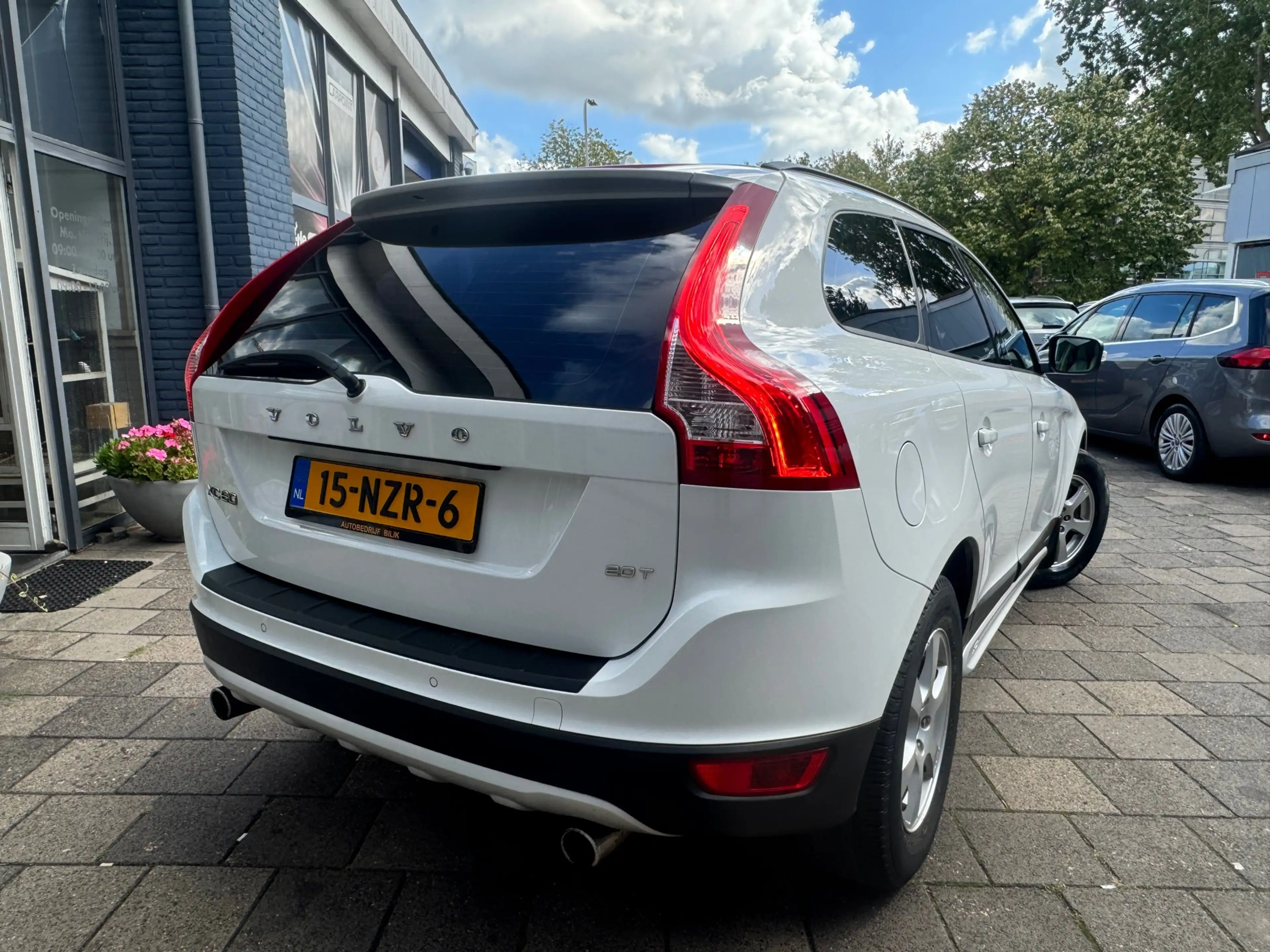Volvo XC60 2.0T Kinetic | Clima | Cruise | Navi | Pano | Auto — photo 8