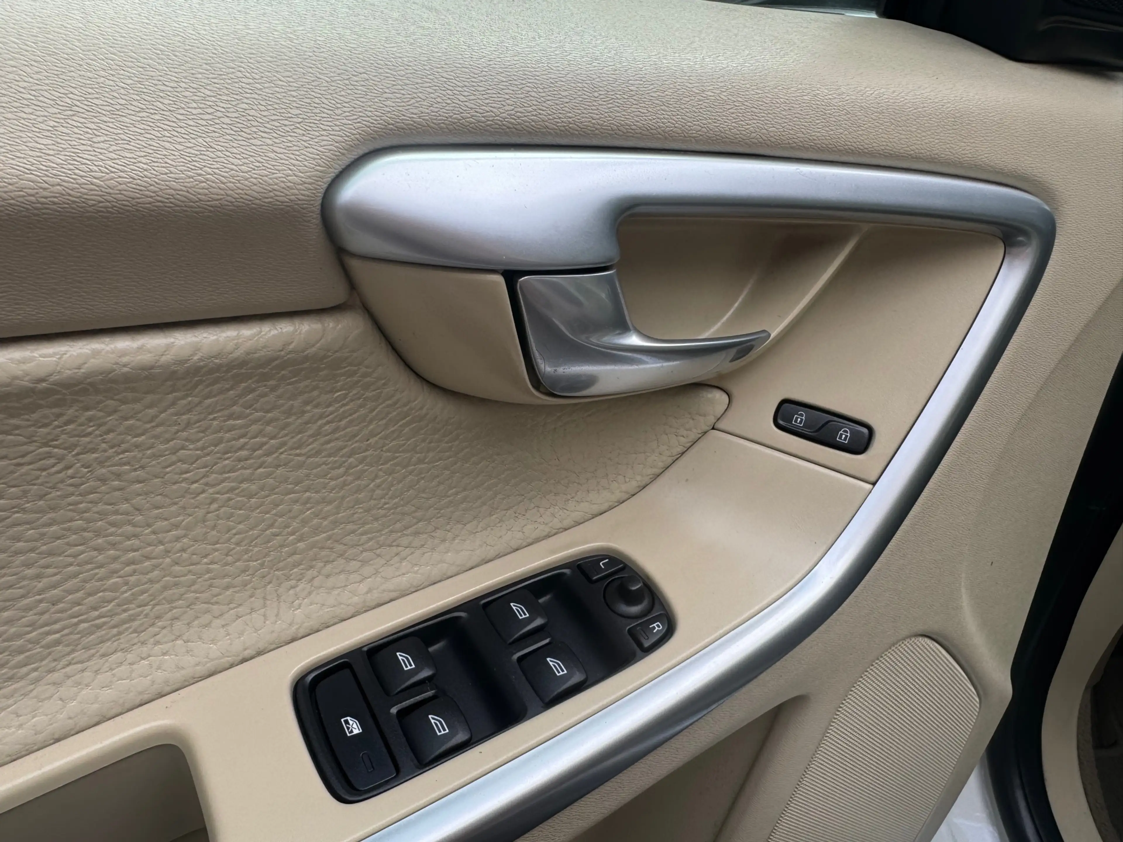 Volvo XC60 2.0T Kinetic | Clima | Cruise | Navi | Pano | Auto — photo 19