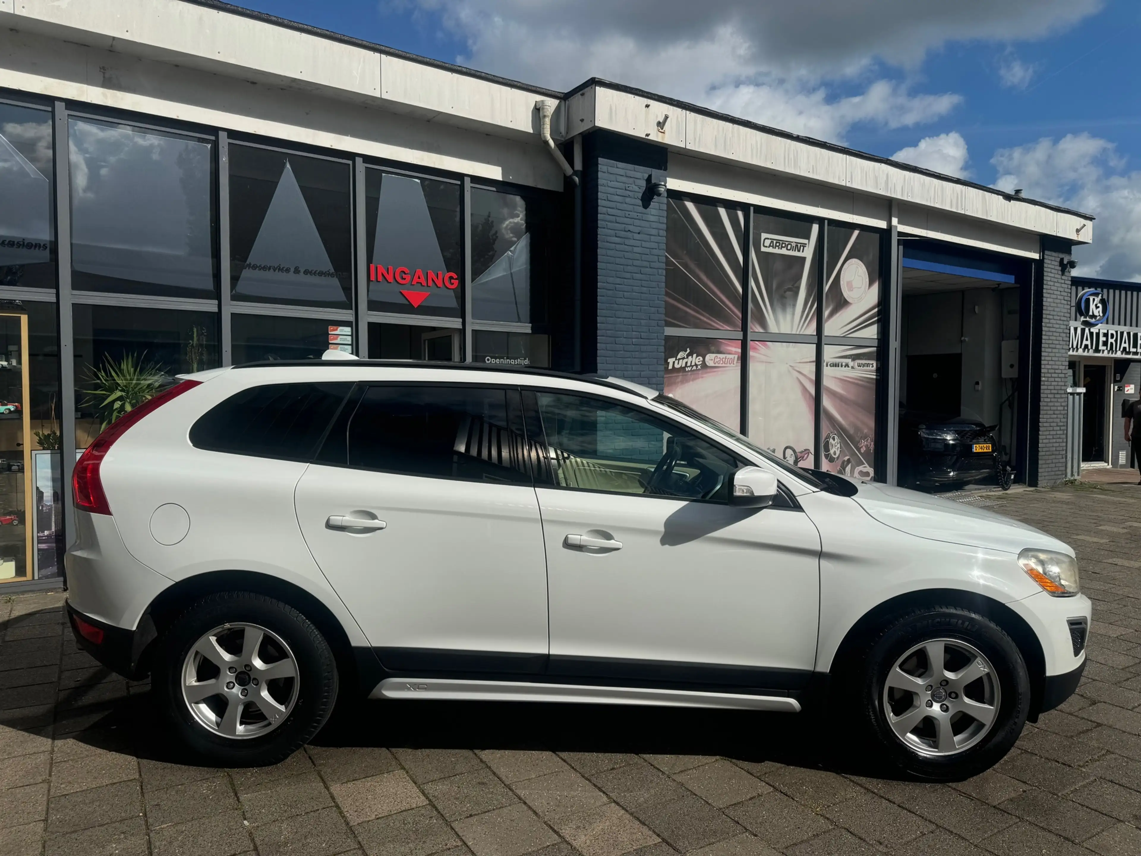Volvo XC60 2.0T Kinetic | Clima | Cruise | Navi | Pano | Auto — photo 4