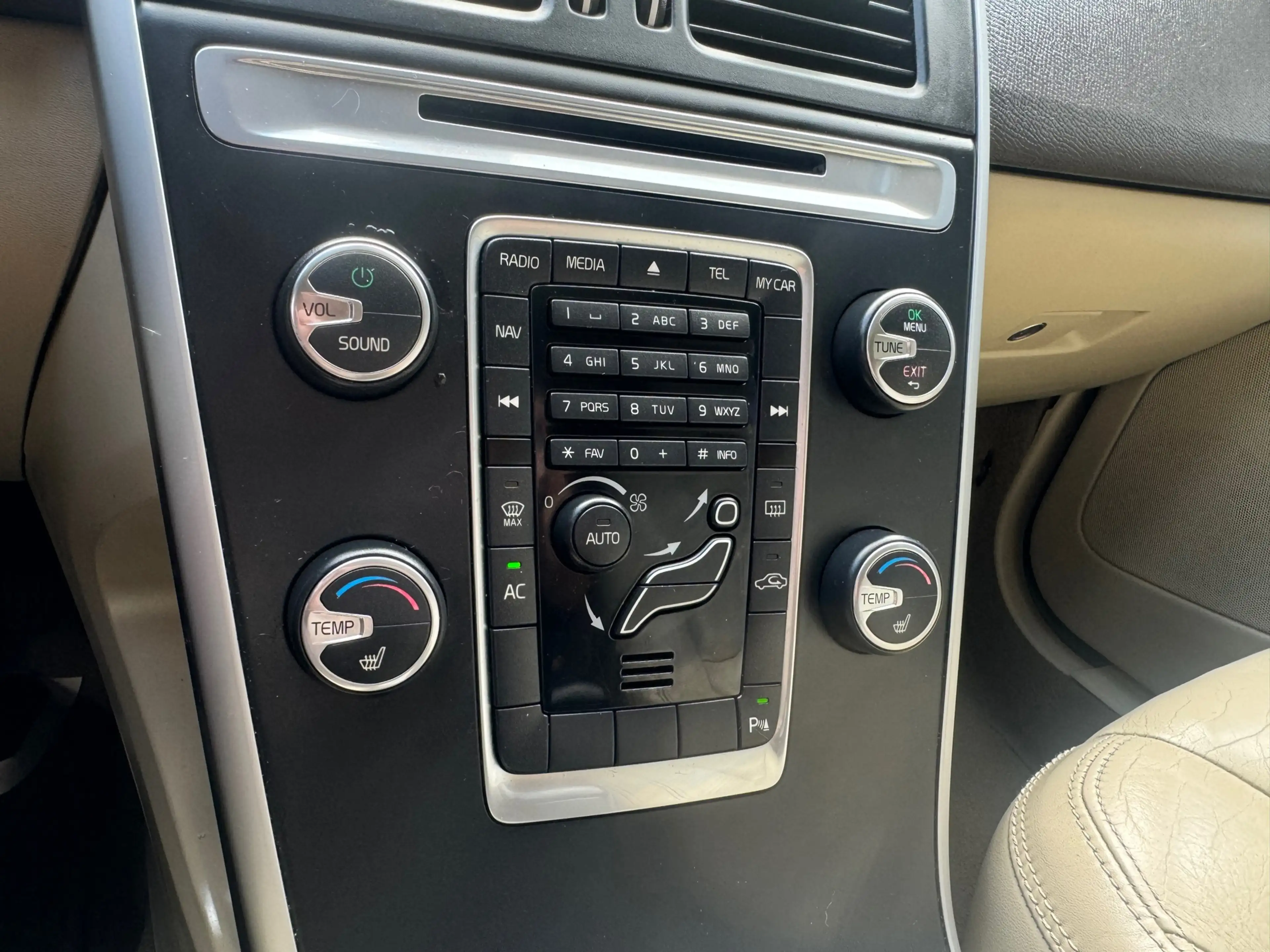 Volvo XC60 2.0T Kinetic | Clima | Cruise | Navi | Pano | Auto — photo 18