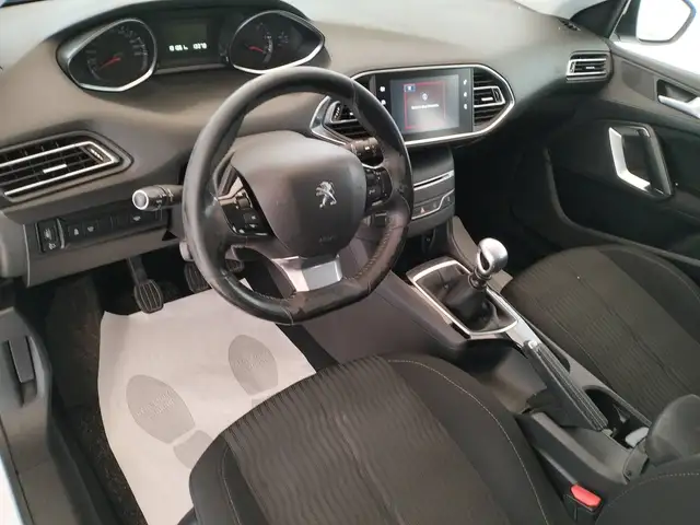 Peugeot 308 view 9