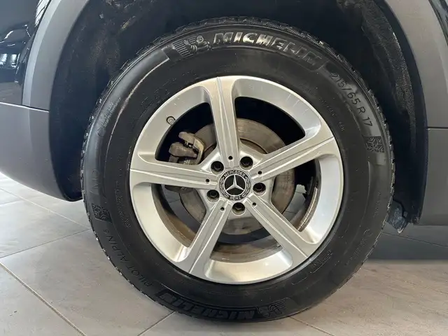 Mercedes-Benz GLB view 3