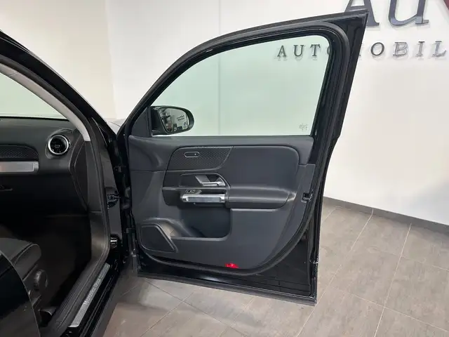 Mercedes-Benz GLB view 11