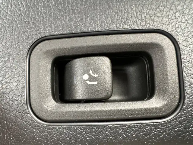 Mercedes-Benz GLB view 9