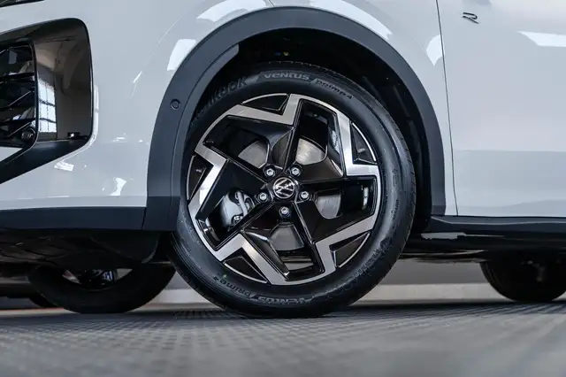 Volkswagen T-Roc view 3
