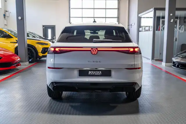 Volkswagen T-Roc view 9