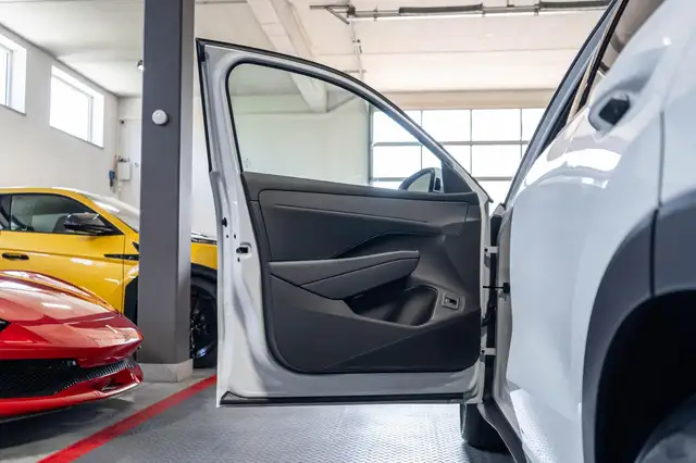 Volkswagen T-Roc view 13