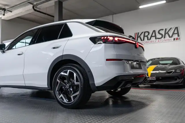 Volkswagen T-Roc view 11