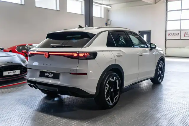 Volkswagen T-Roc view 8