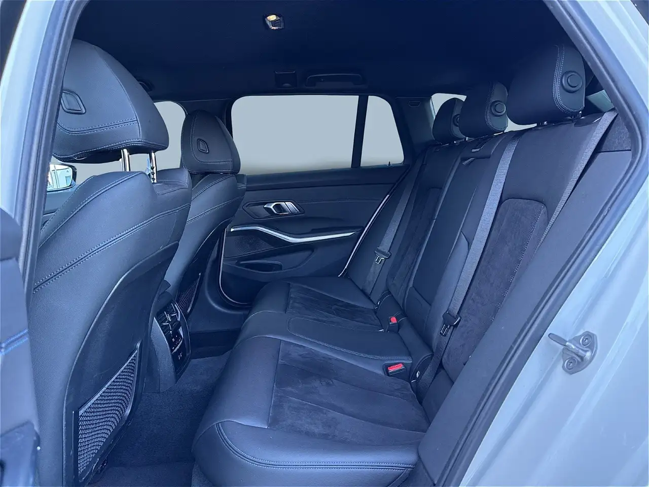 BMW 320 d xDrive | M Paket | AHK | 19 Zoll | Comfort Paket 11