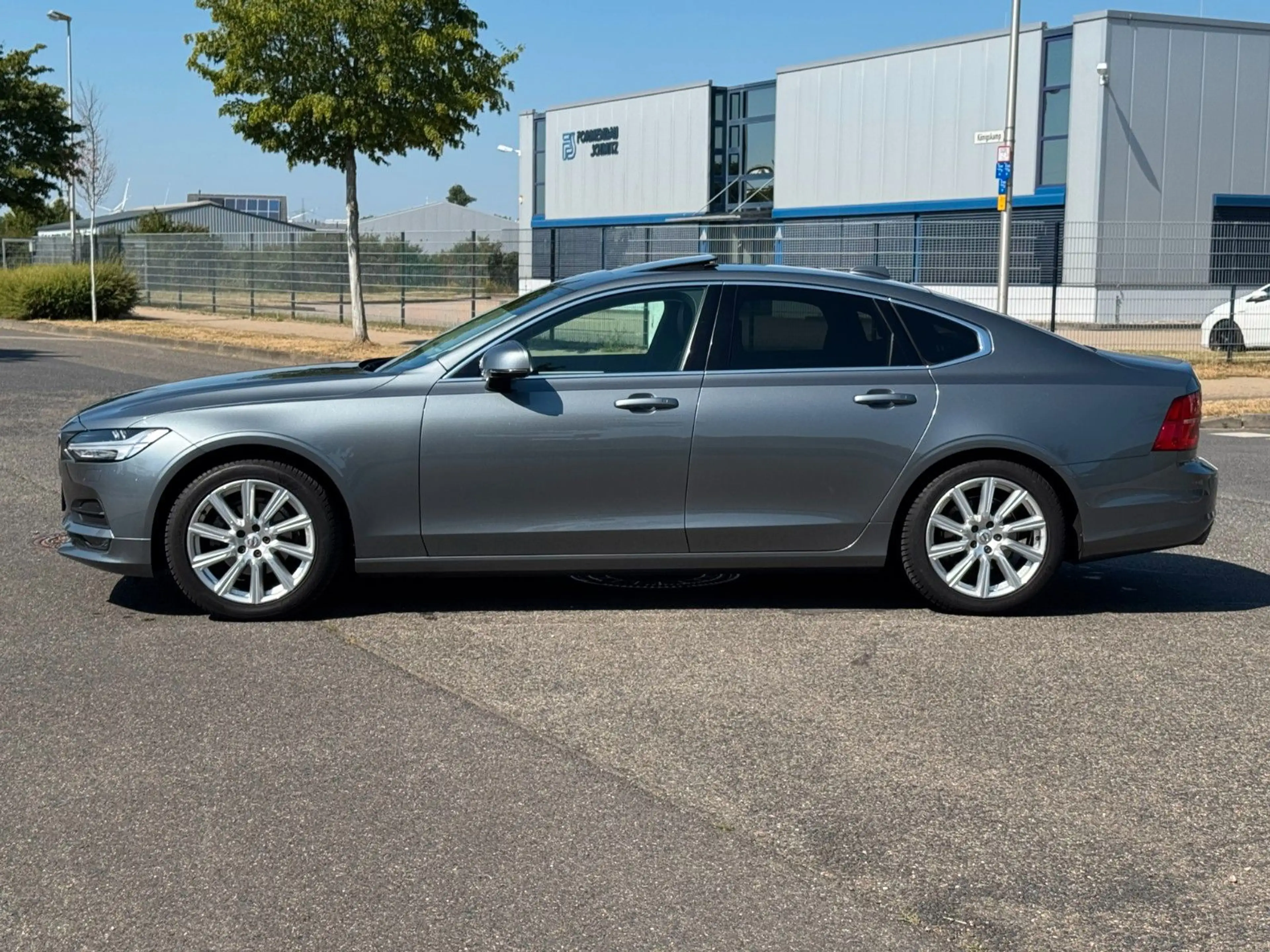 Volvo S90 Lim. Momentum*Autom*Panorama*Navi*RFK*Leder* — photo 2