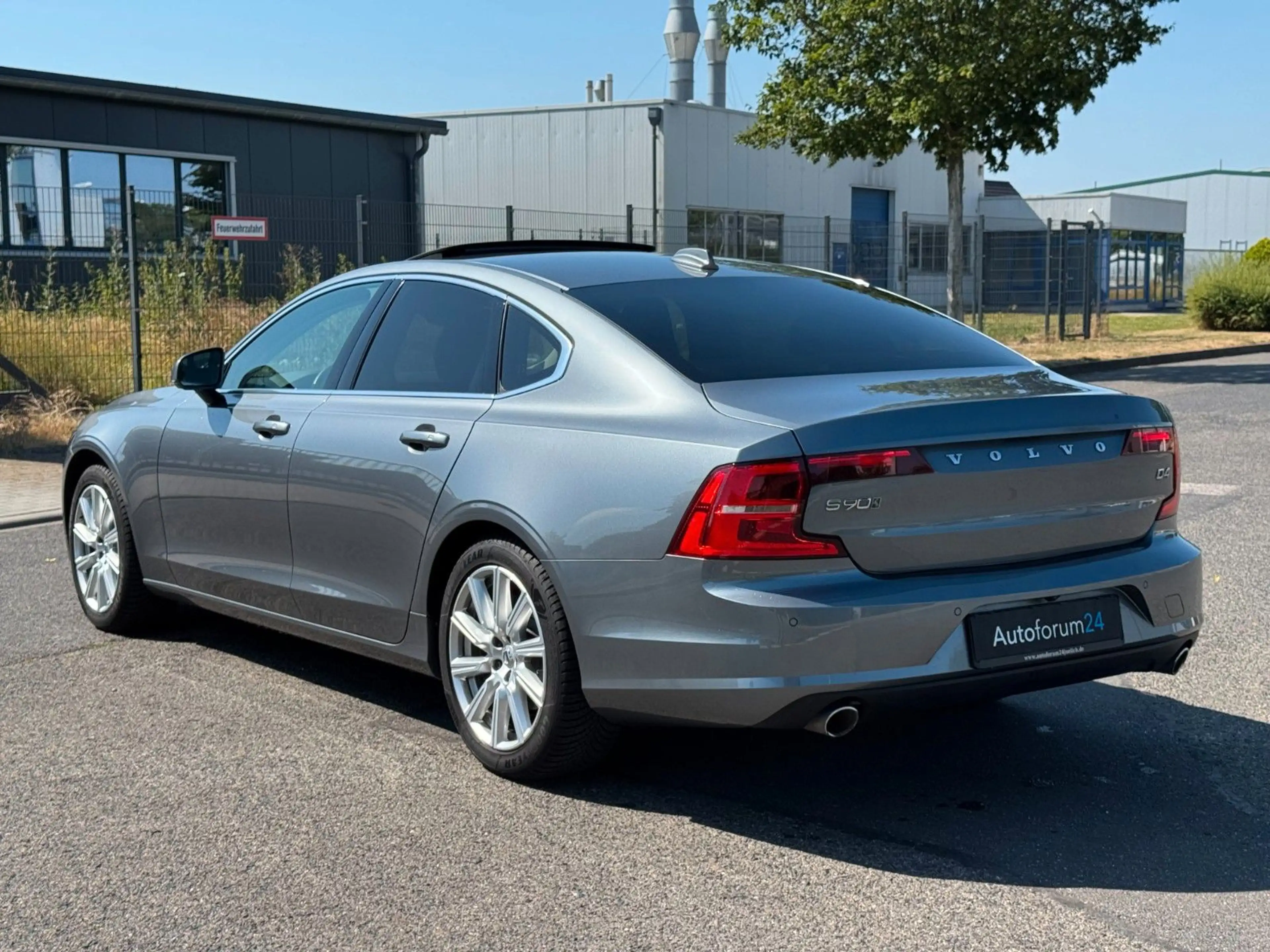 Volvo S90 Lim. Momentum*Autom*Panorama*Navi*RFK*Leder* — photo 3