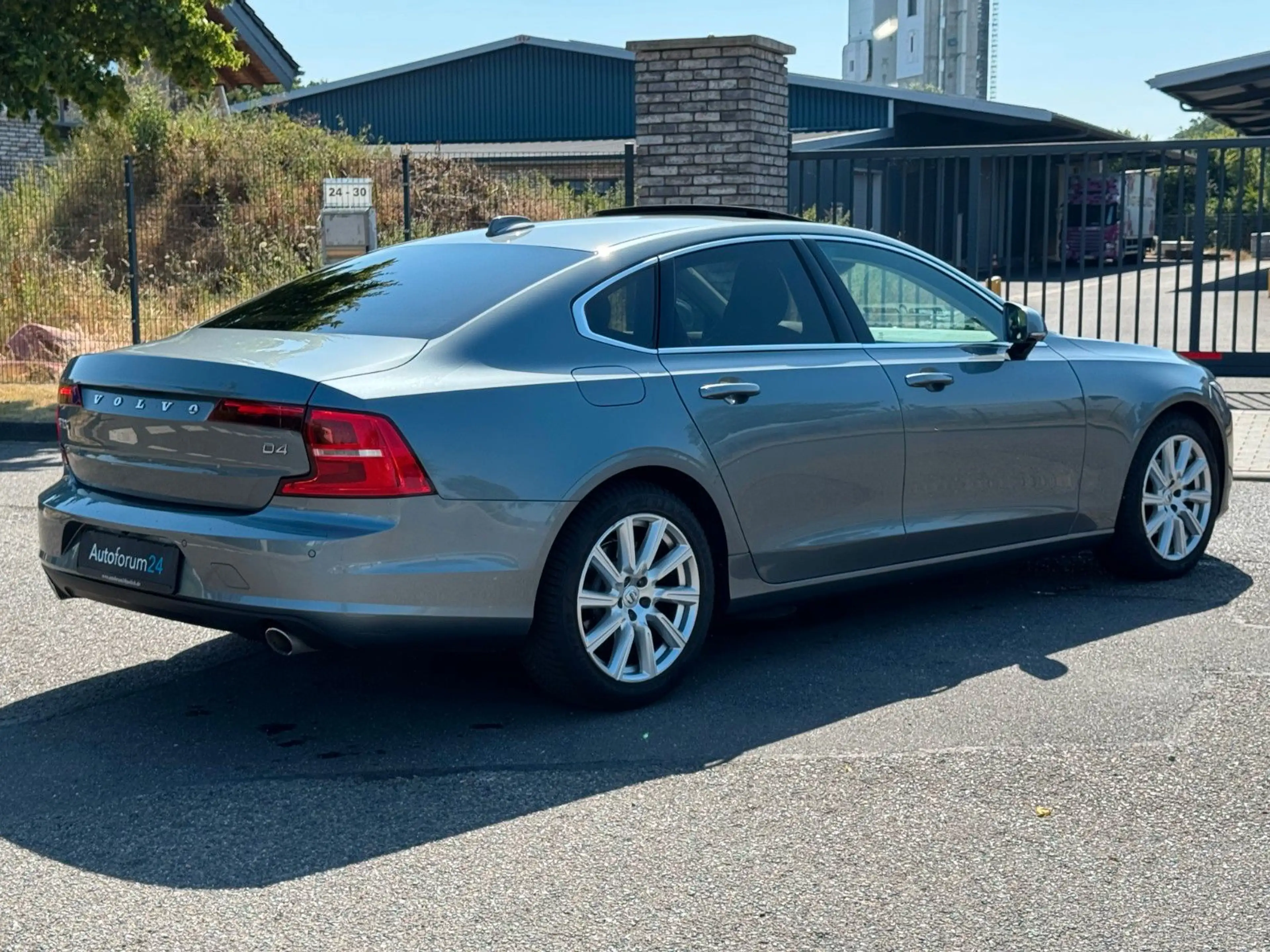Volvo S90 Lim. Momentum*Autom*Panorama*Navi*RFK*Leder* — photo 5