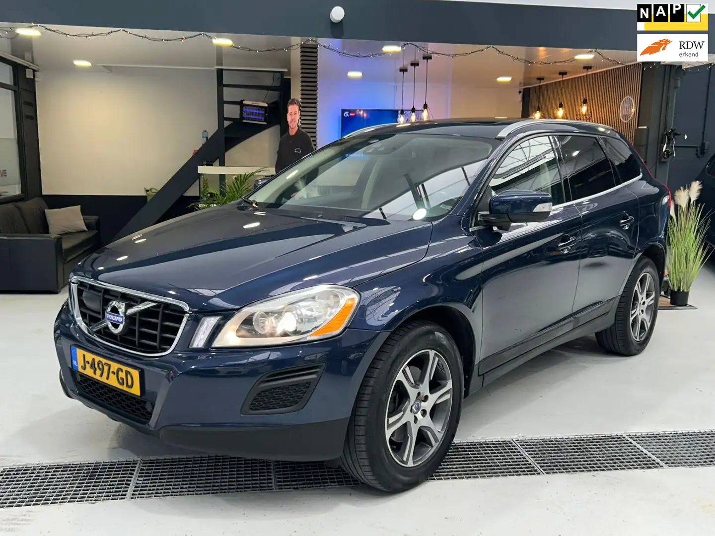 Volvo XC60 2.0 D4 SUMMUM|PANO|CAM|BLIS|TREKH|MEMORY|FULL OPTI Blauw - 1