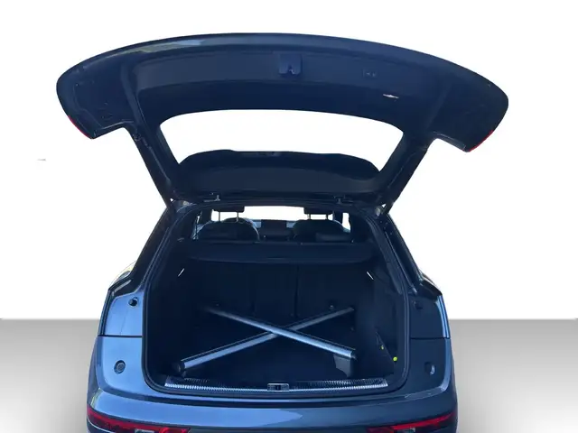 Audi SQ5 view 11