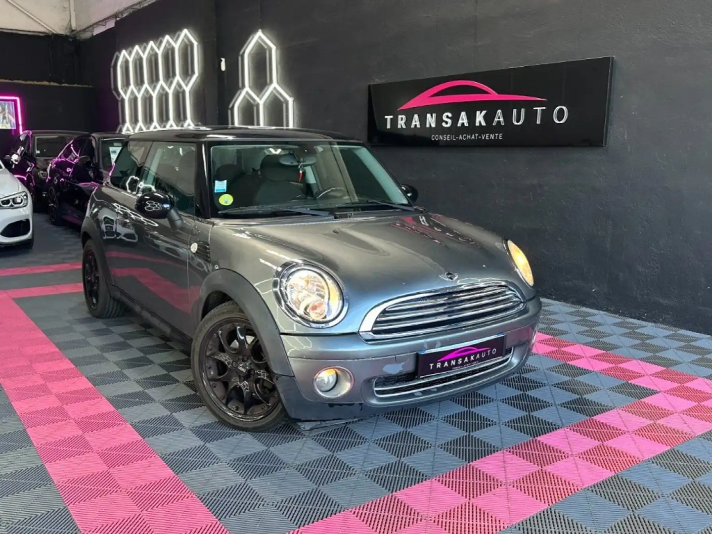MINI Cooper R56 120 ch 1.6L Sièges en cuir/Tissu ~ Climatisation automatique ~ Bluetooth ~ Écran multimédia Gris - 1