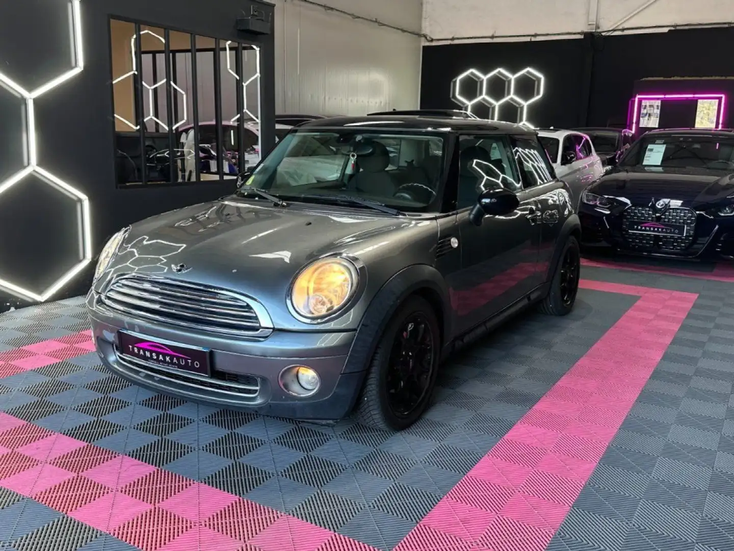 MINI Cooper R56 120 ch 1.6L Sièges en cuir/Tissu ~ Climatisation automatique ~ Bluetooth ~ Écran multimédia Gris - 2