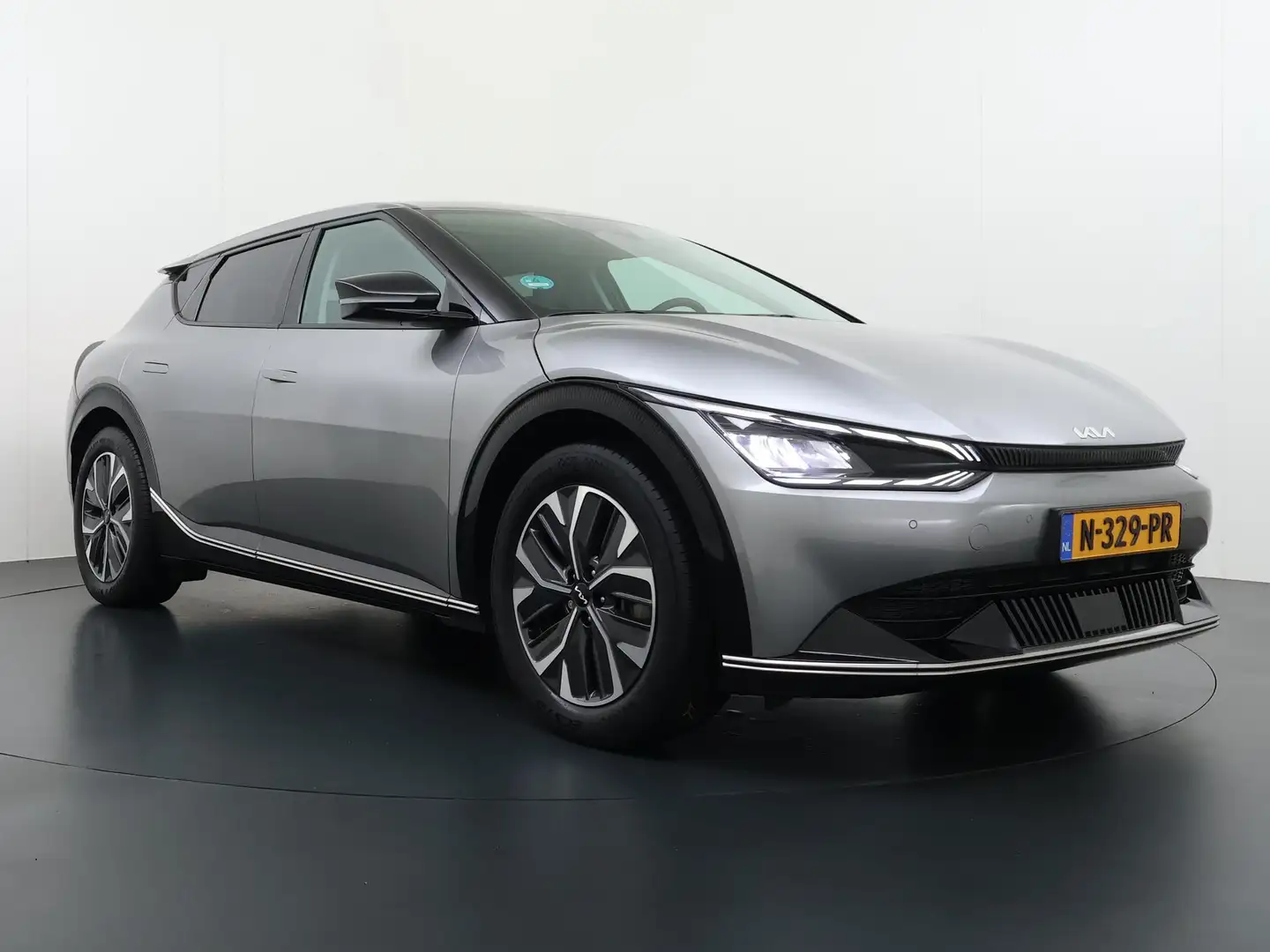 Kia EV6 Plus 77.4 kWh VAN: €33.900,- VOOR: €29.440,- UW EI Gris - 2