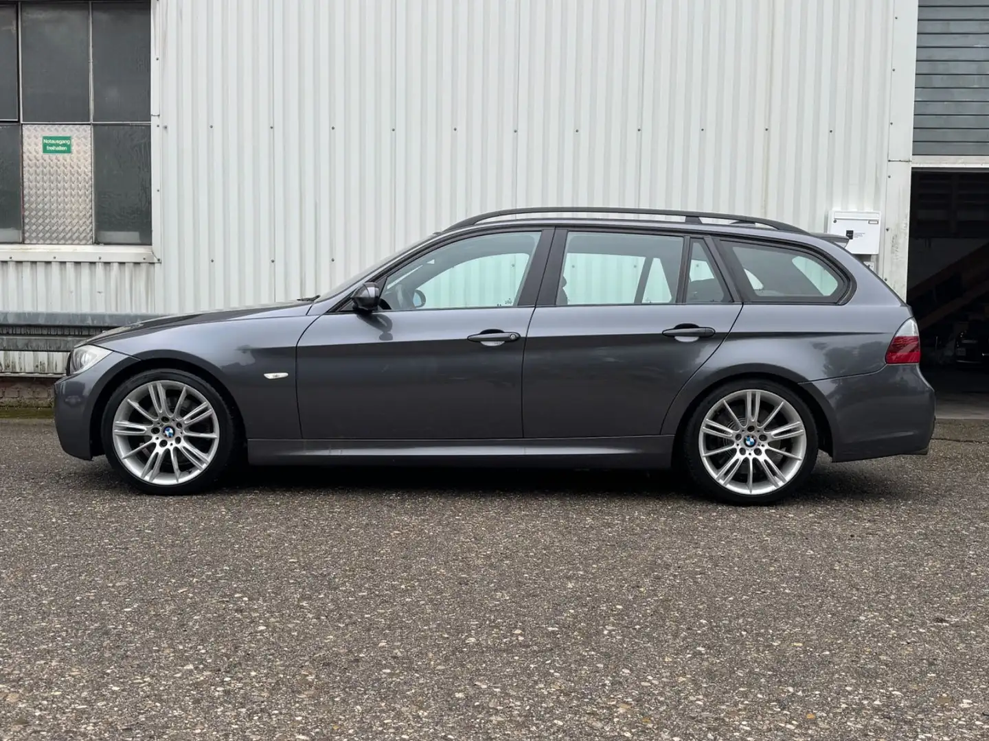 BMW 330 d * Touring * M Paket * Pano * Navi * AHK * Gris - 2