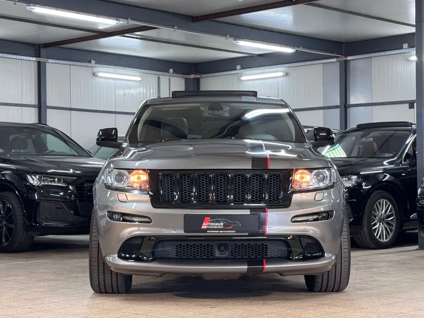 Jeep Grand Cherokee 6.4 V8 HEMI SRT CRBN*H&K*PANO*20´ Grau - 2