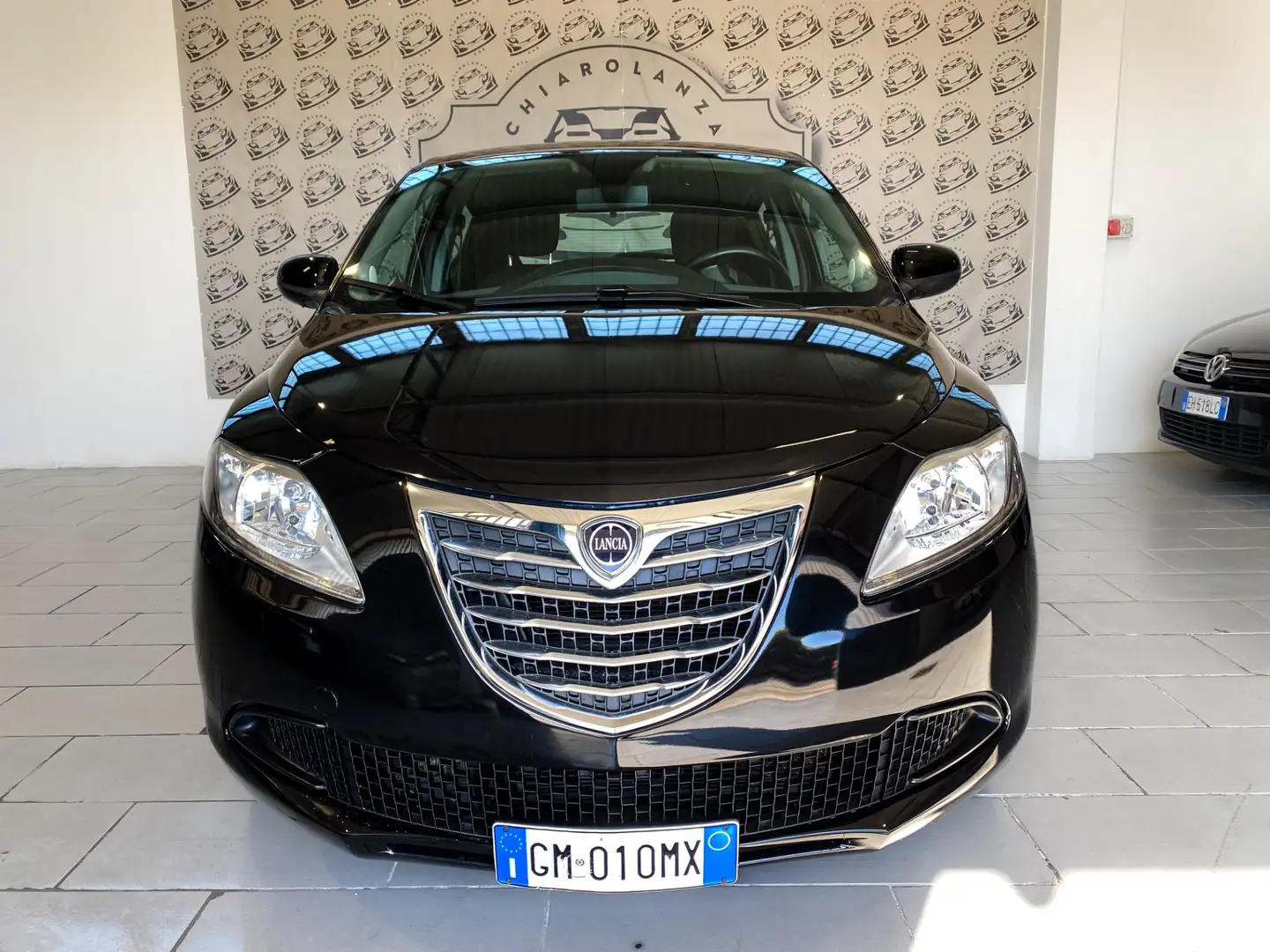 Lancia Ypsilon 0.9 TwinAir 85 CV 5 porte Metano Ecochic Gold Nero - 2