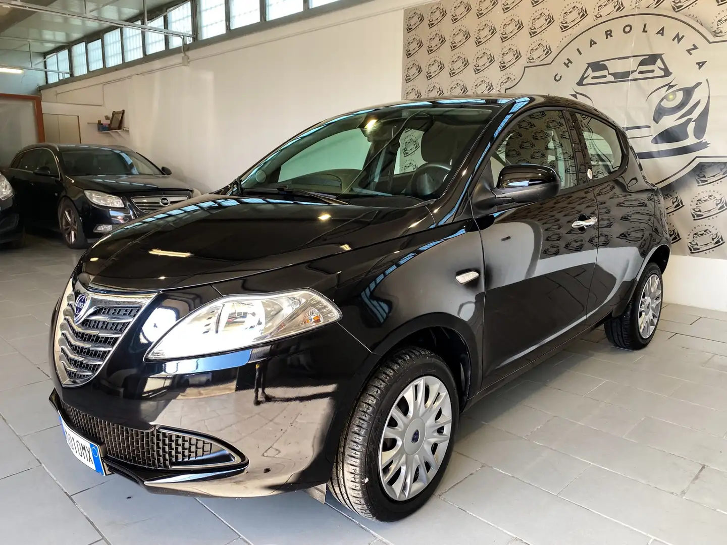 Lancia Ypsilon 0.9 TwinAir 85 CV 5 porte Metano Ecochic Gold Nero - 1