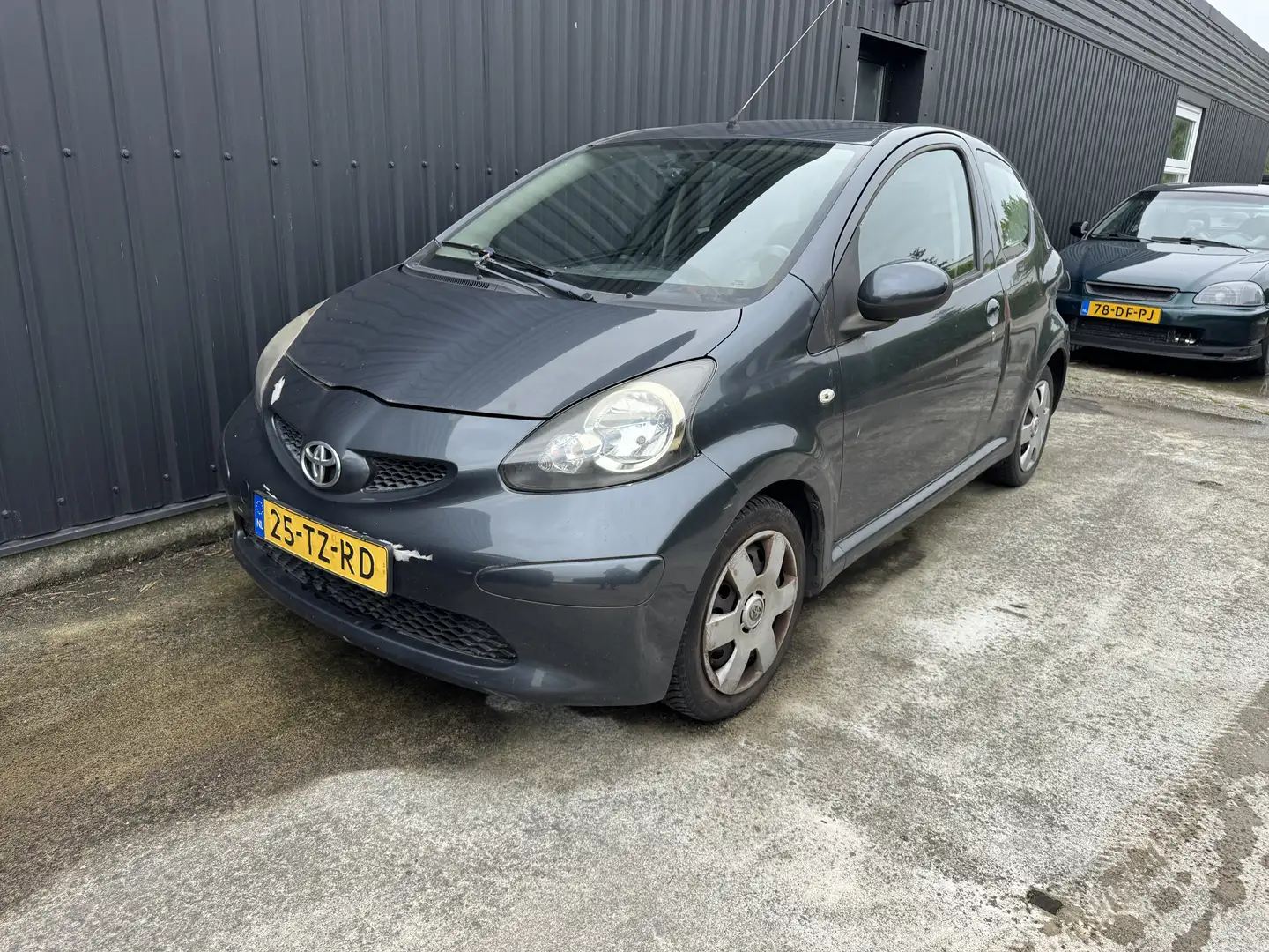 Toyota Aygo 1.0-12V + 3-deurs, airco, elek. pakket Grijs - 1