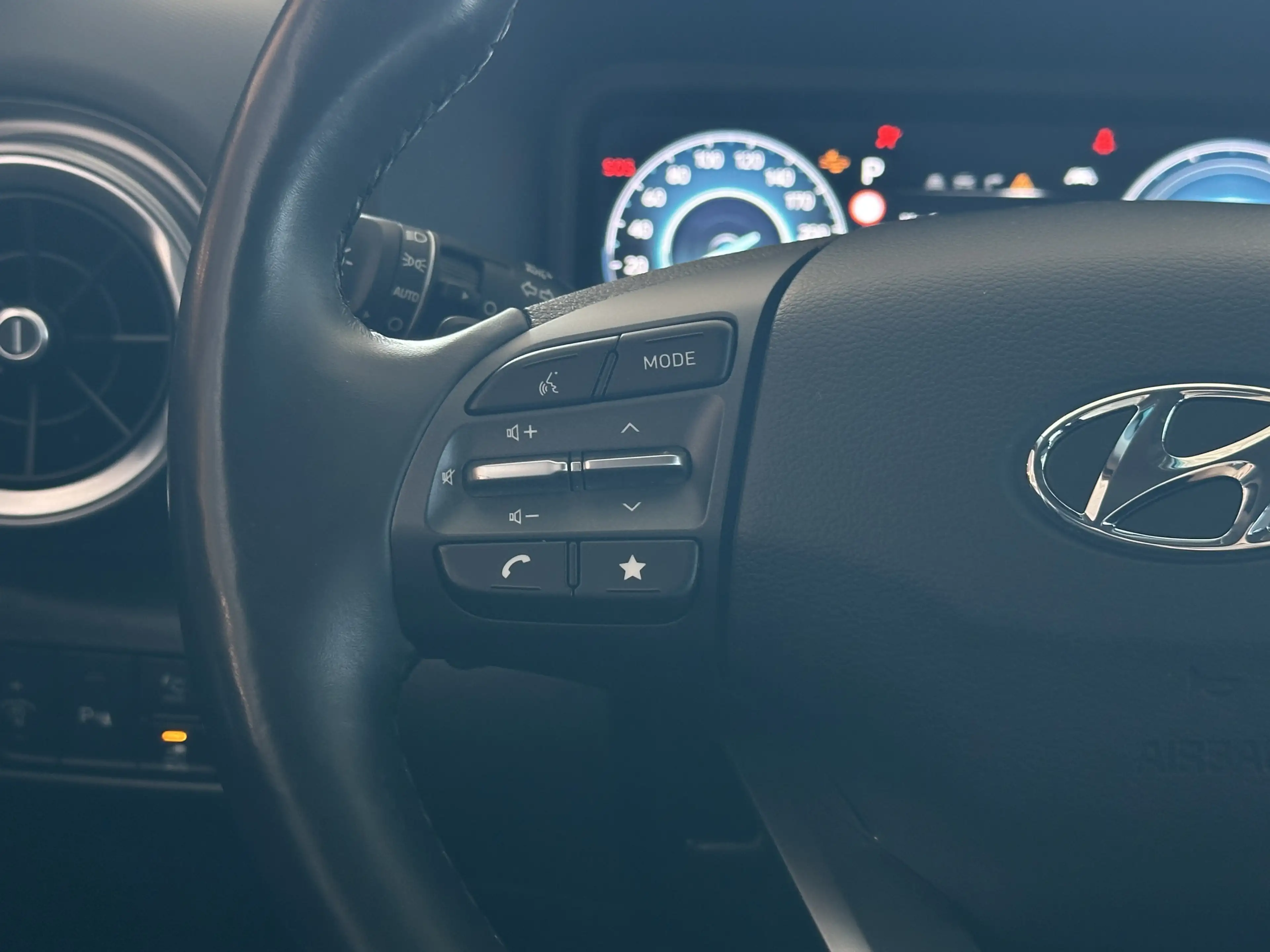 Hyundai KONA Trend R.Cam Navi Krell HUD LED ACC SHZ — photo 15