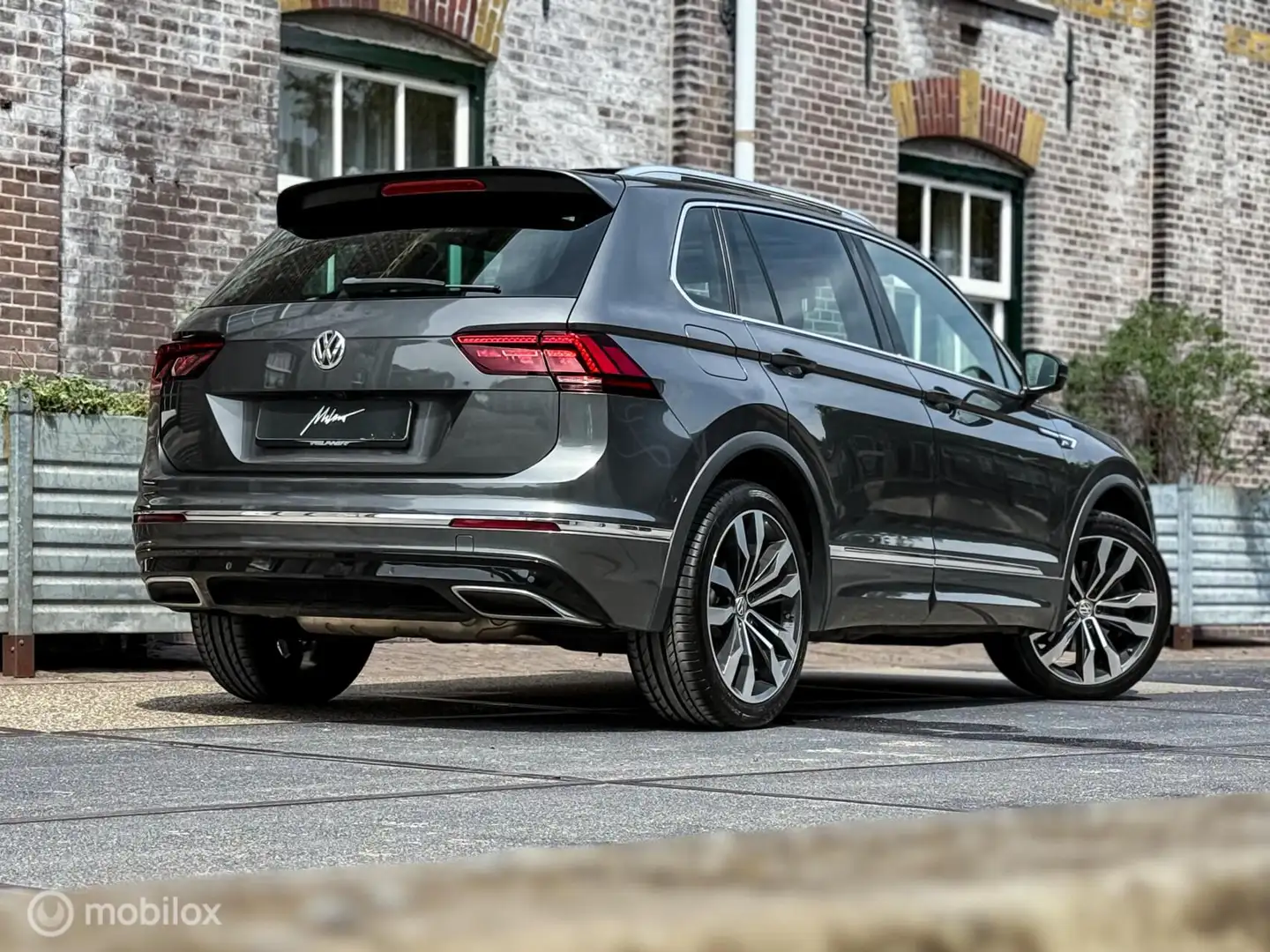 Volkswagen Tiguan 2.0 TSI 4Motion Highline|Pano|HUD|Dinaudio Grijs - 2