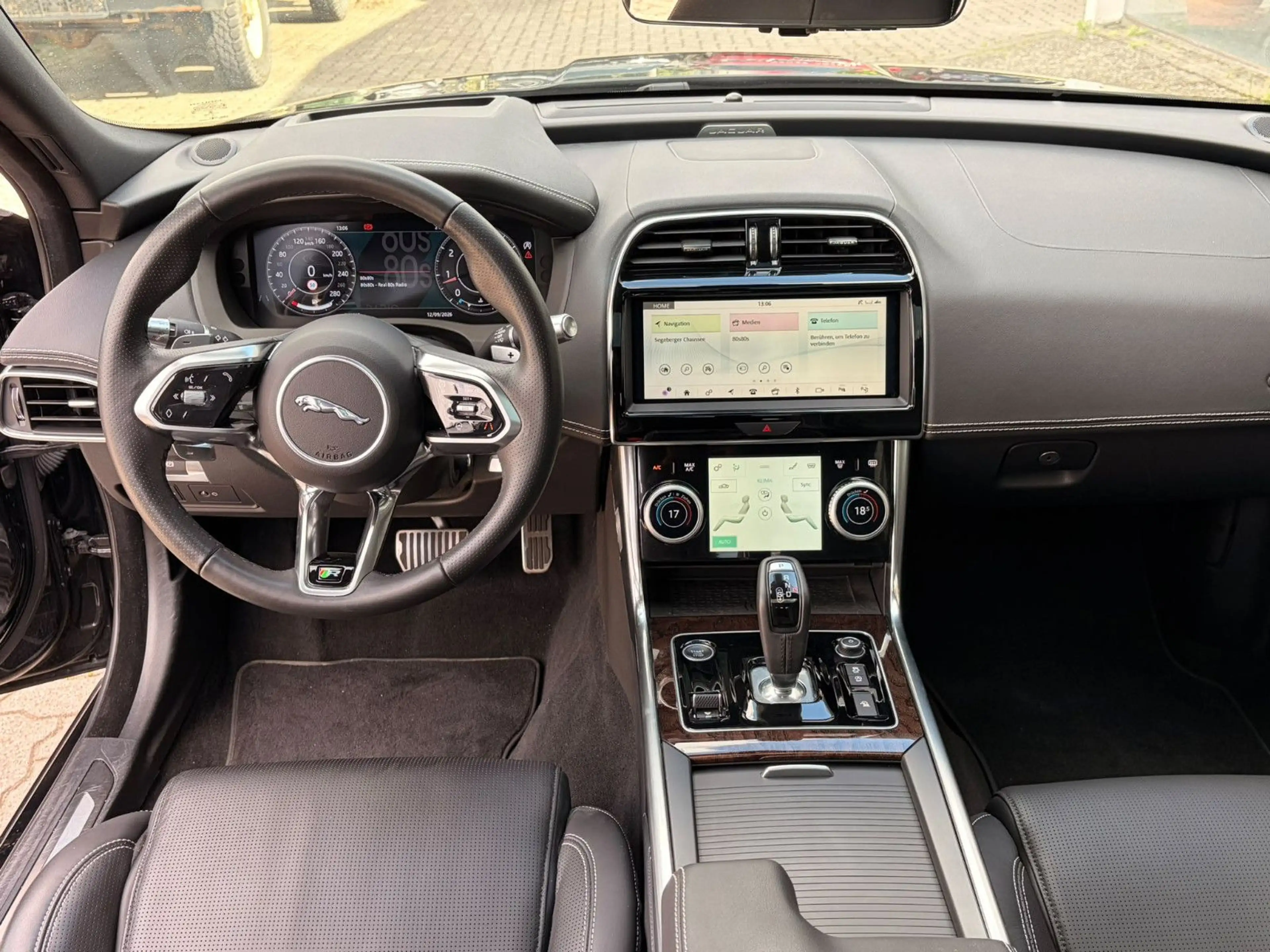 Jaguar XE R-Dynamic HSE AWD — photo 11
