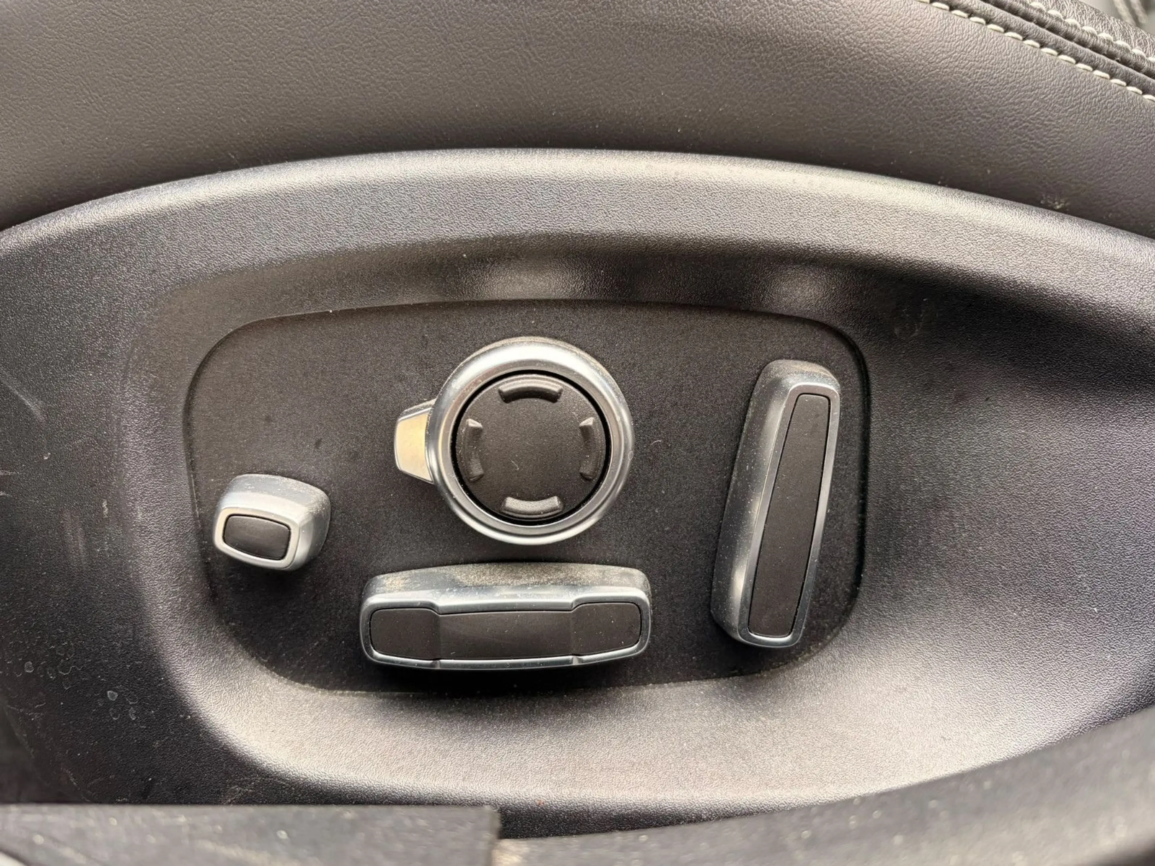 Jaguar XE R-Dynamic HSE AWD — photo 13