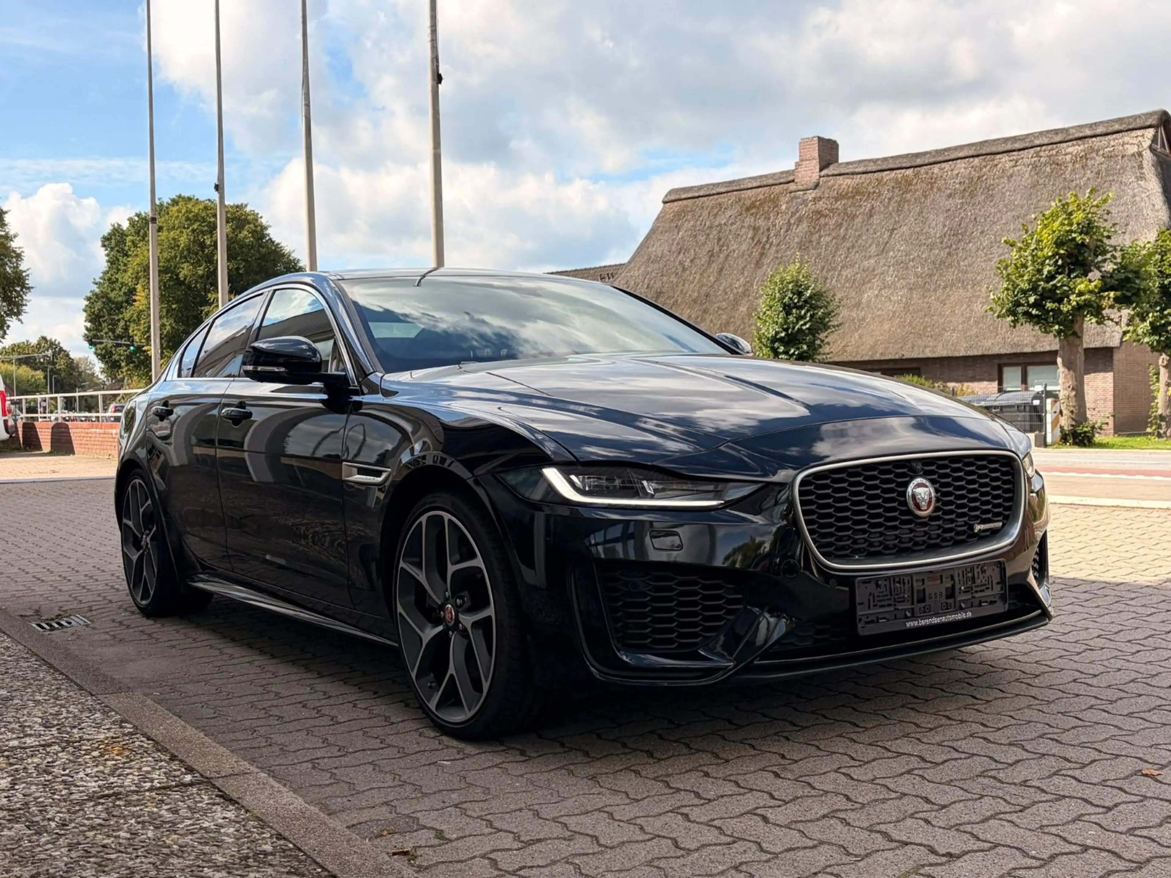 Jaguar XE R-Dynamic HSE AWD — photo 6