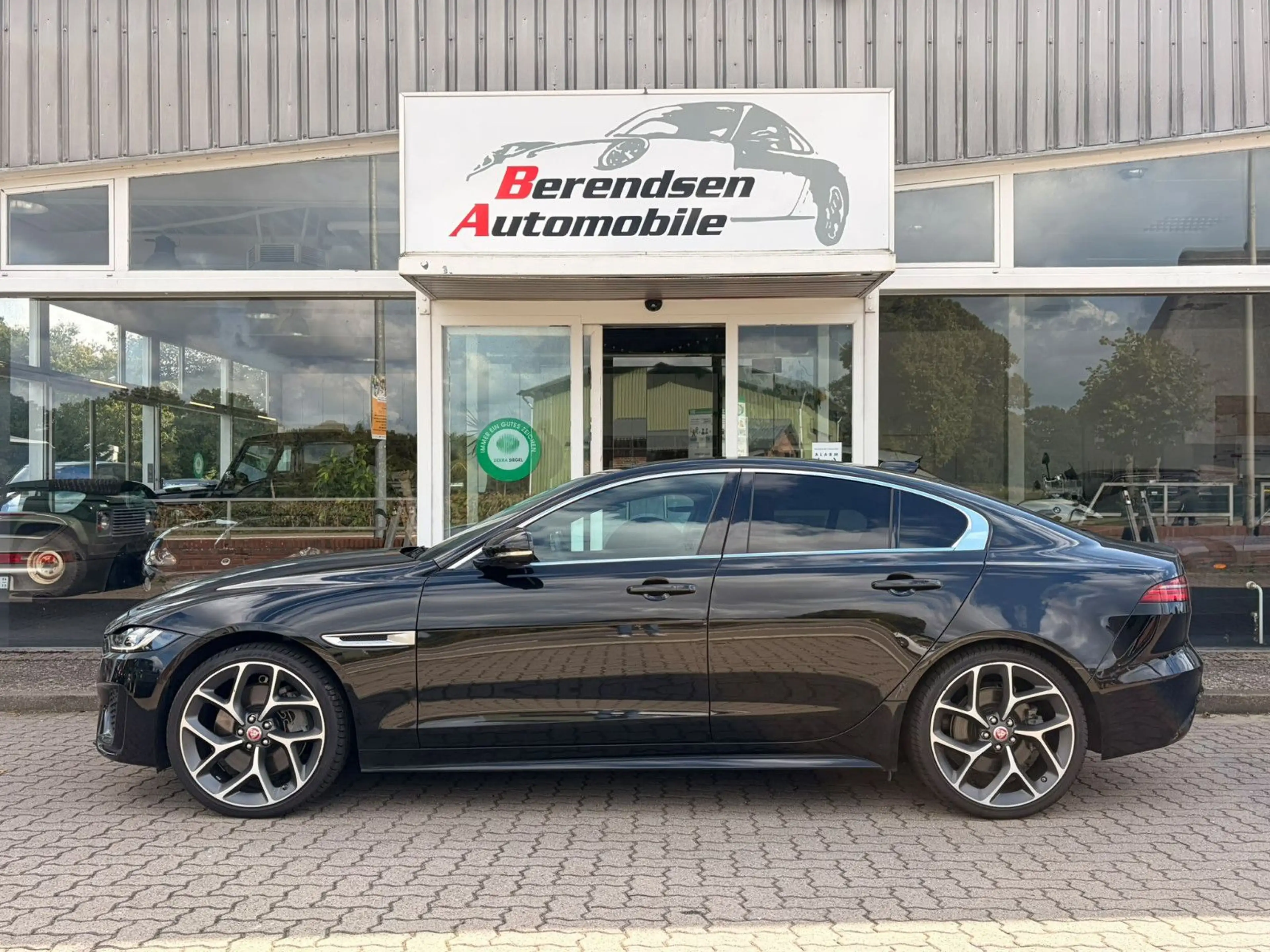 Jaguar XE R-Dynamic HSE AWD — photo 2