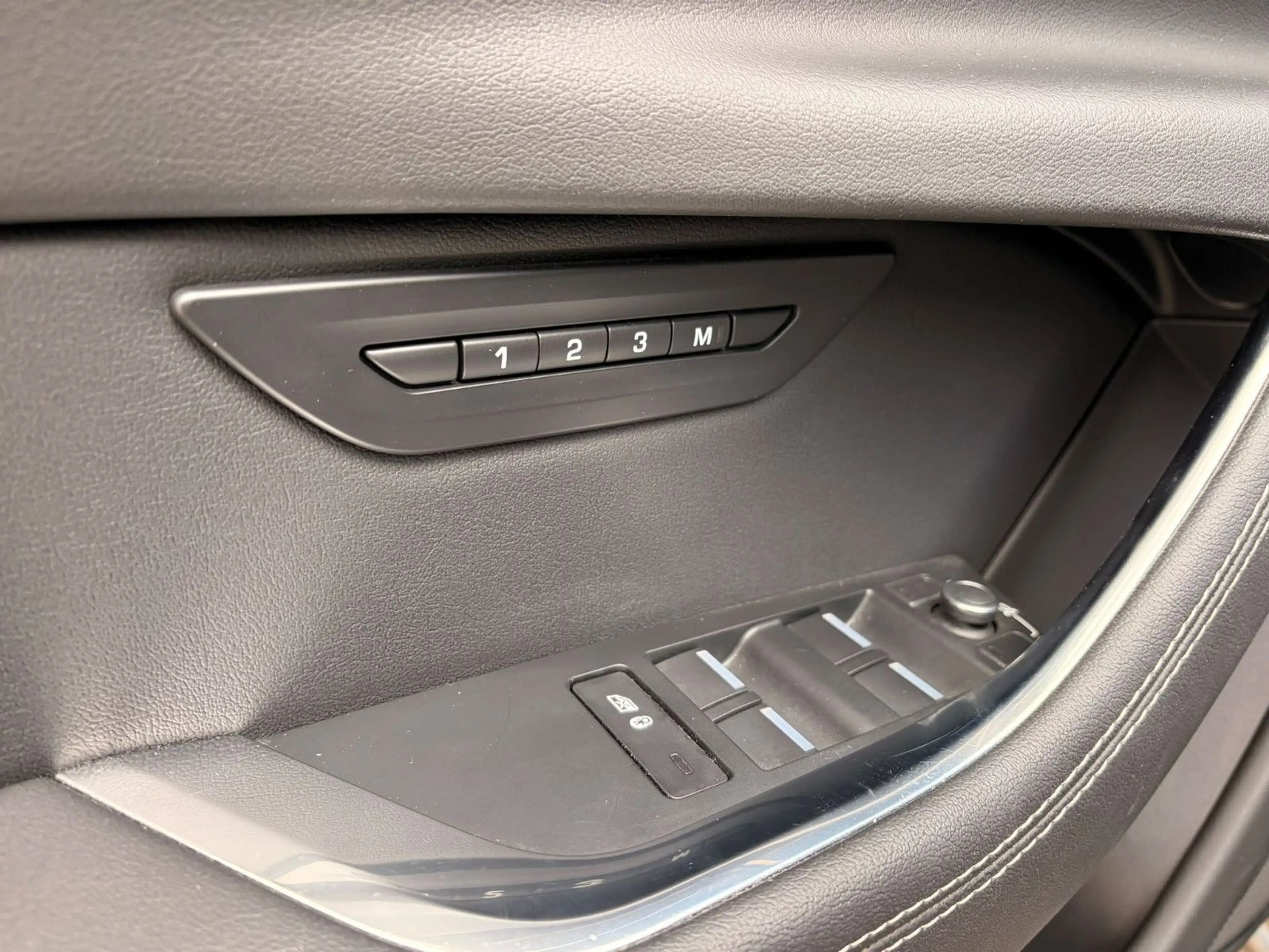 Jaguar XE R-Dynamic HSE AWD — photo 14