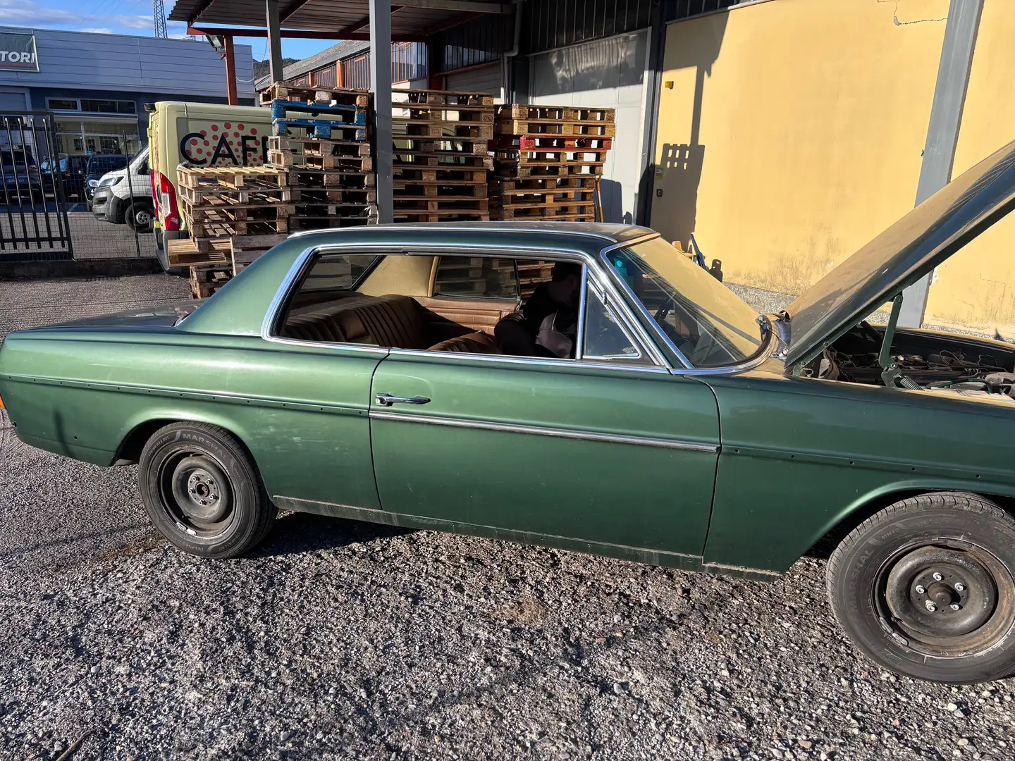 Mercedes-Benz W 114/115 Strich-Acht 250 ce Grün - 1