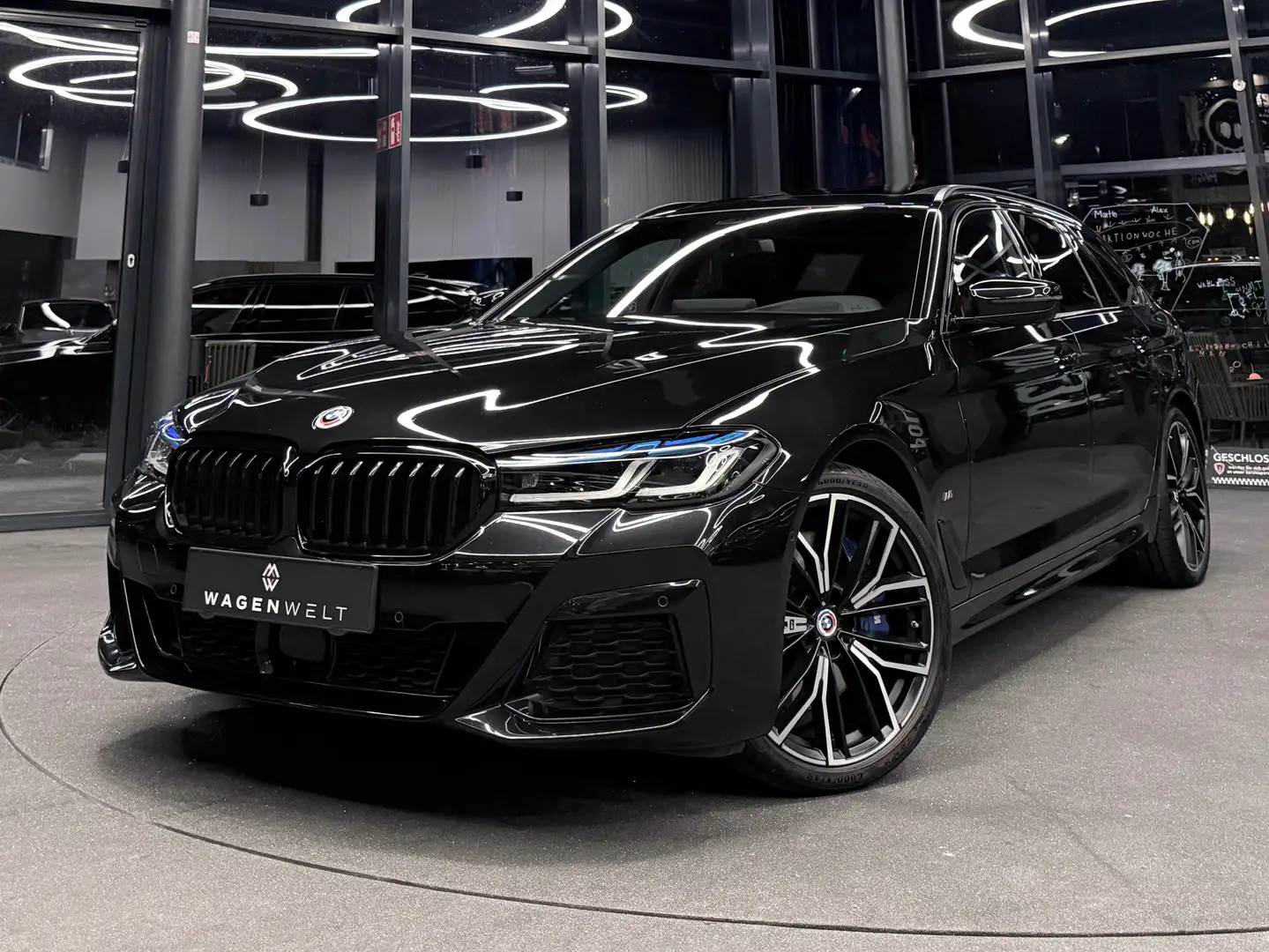 BMW 530 d xDrive M Sport, Standheizung, Sitzklima, AHK Schwarz - 1