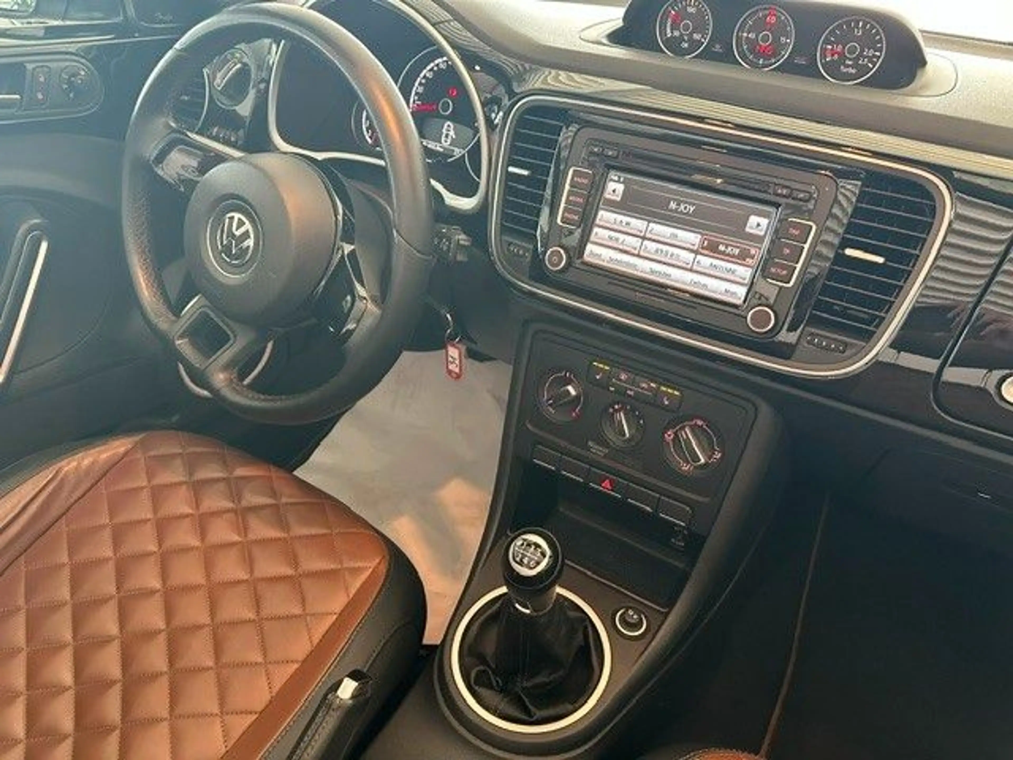Volkswagen Beetle Cabriolet Exclusive Design/Voll Leder/1HD — photo 15
